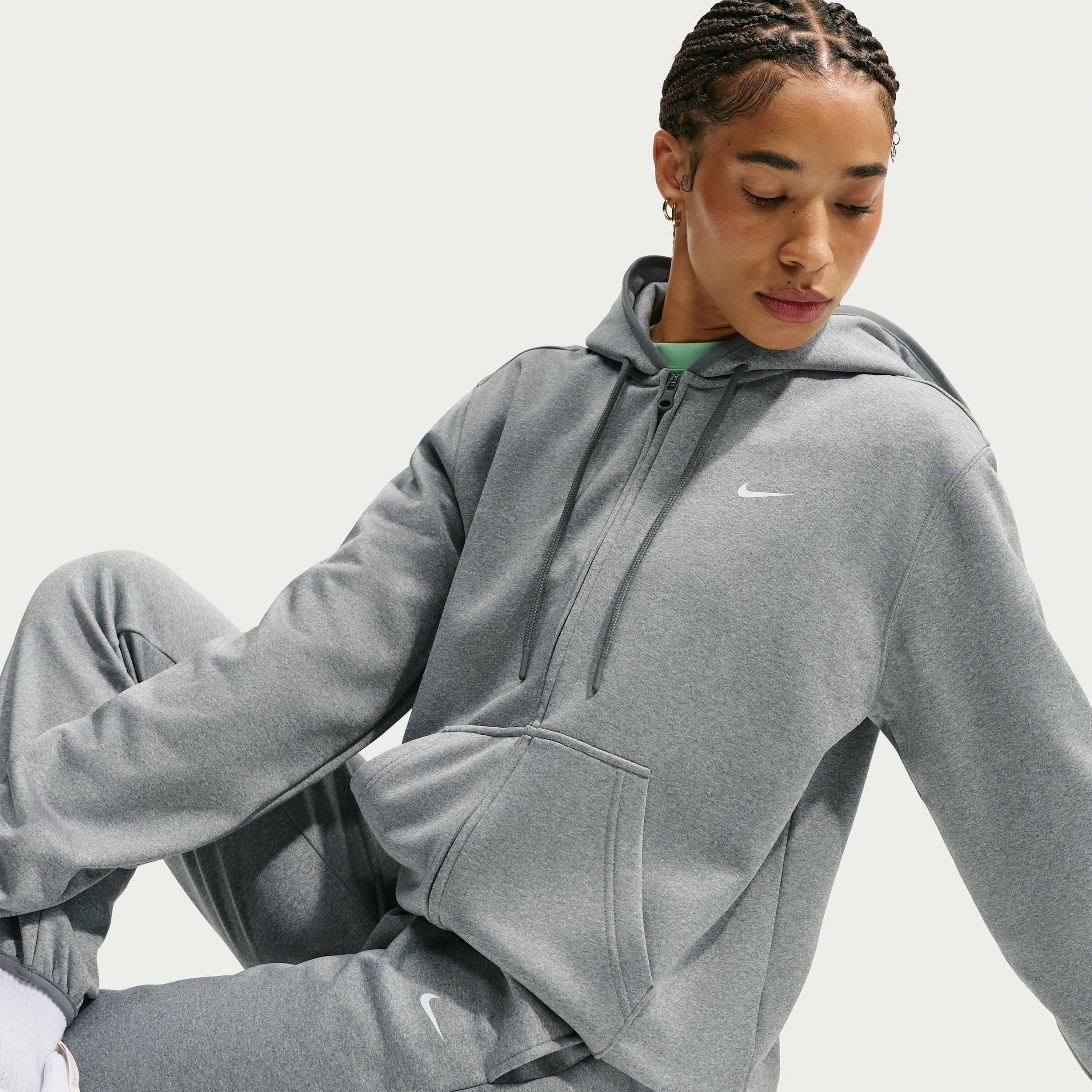Nike Studio Fleece Sport Therma-FIT-hættetrøje med lynlås i fuld længde til kvinder - grå