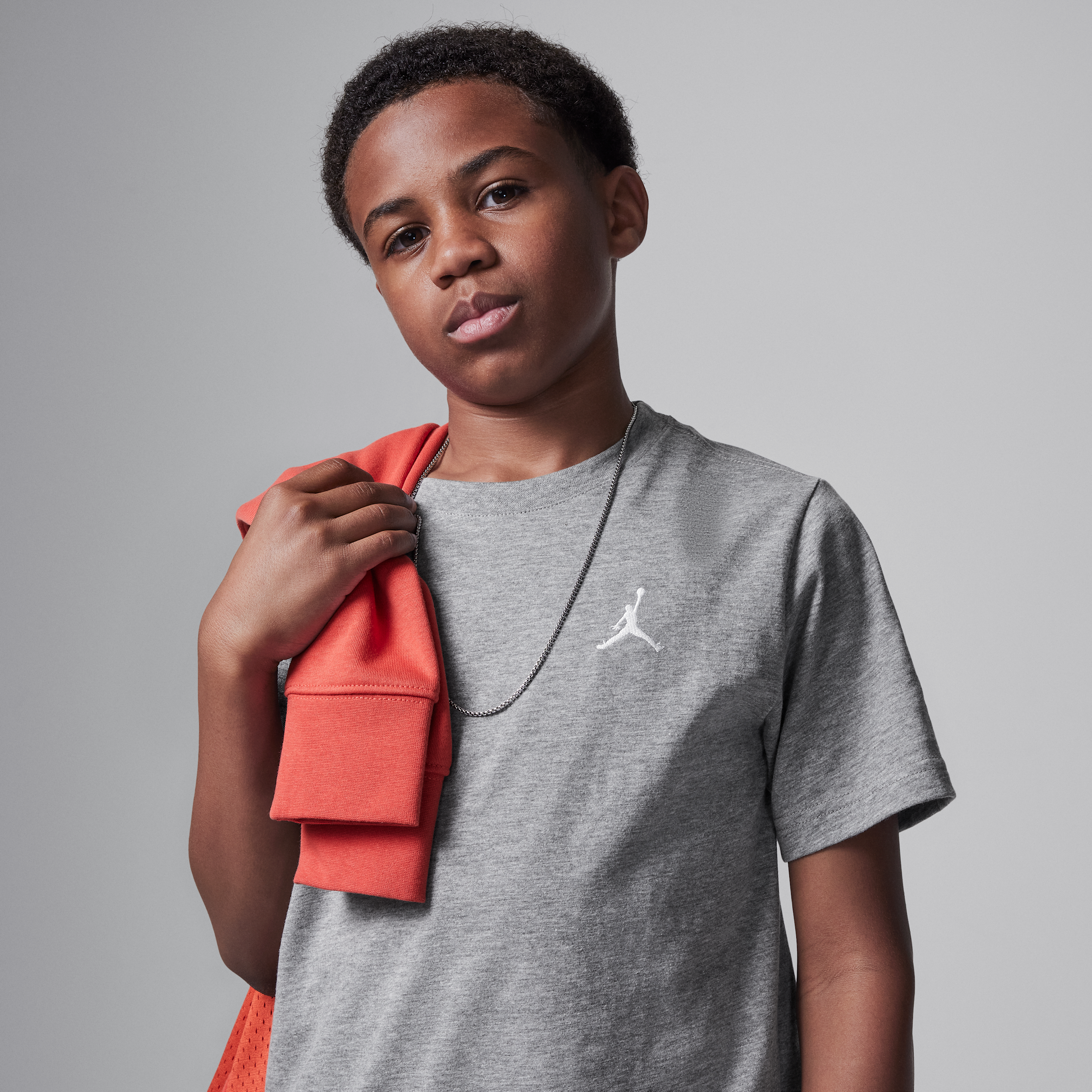 Thumbnail - Jordan T-Shirt mit Jumpman Air-Stickerei (ältere Kinder) - Grau