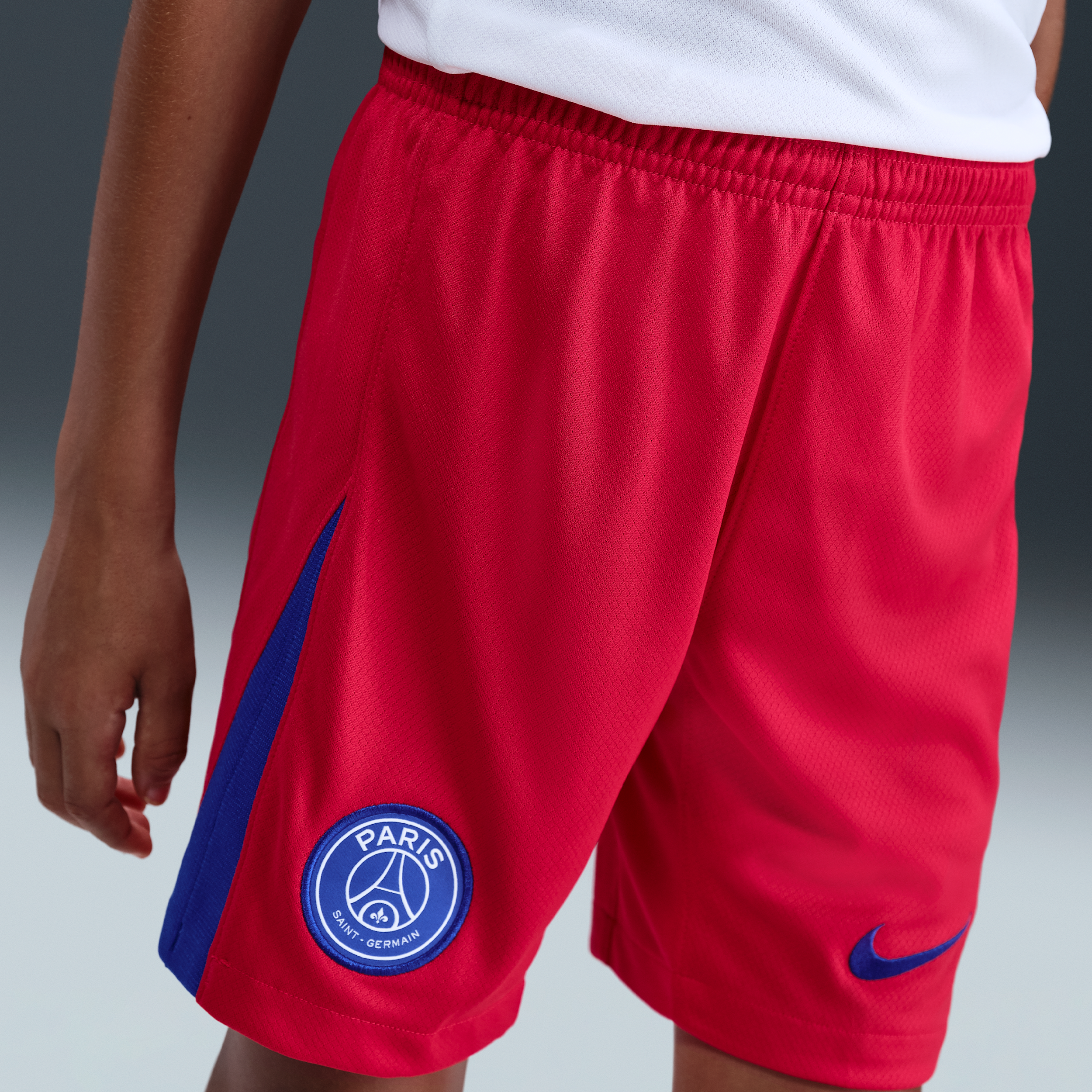 Thumbnail - PSG 2025/26 Stadium Third Total 90 Replika-Fußballshorts mit Nike Dri-FIT-Technologie (ältere Kinder) - Rot