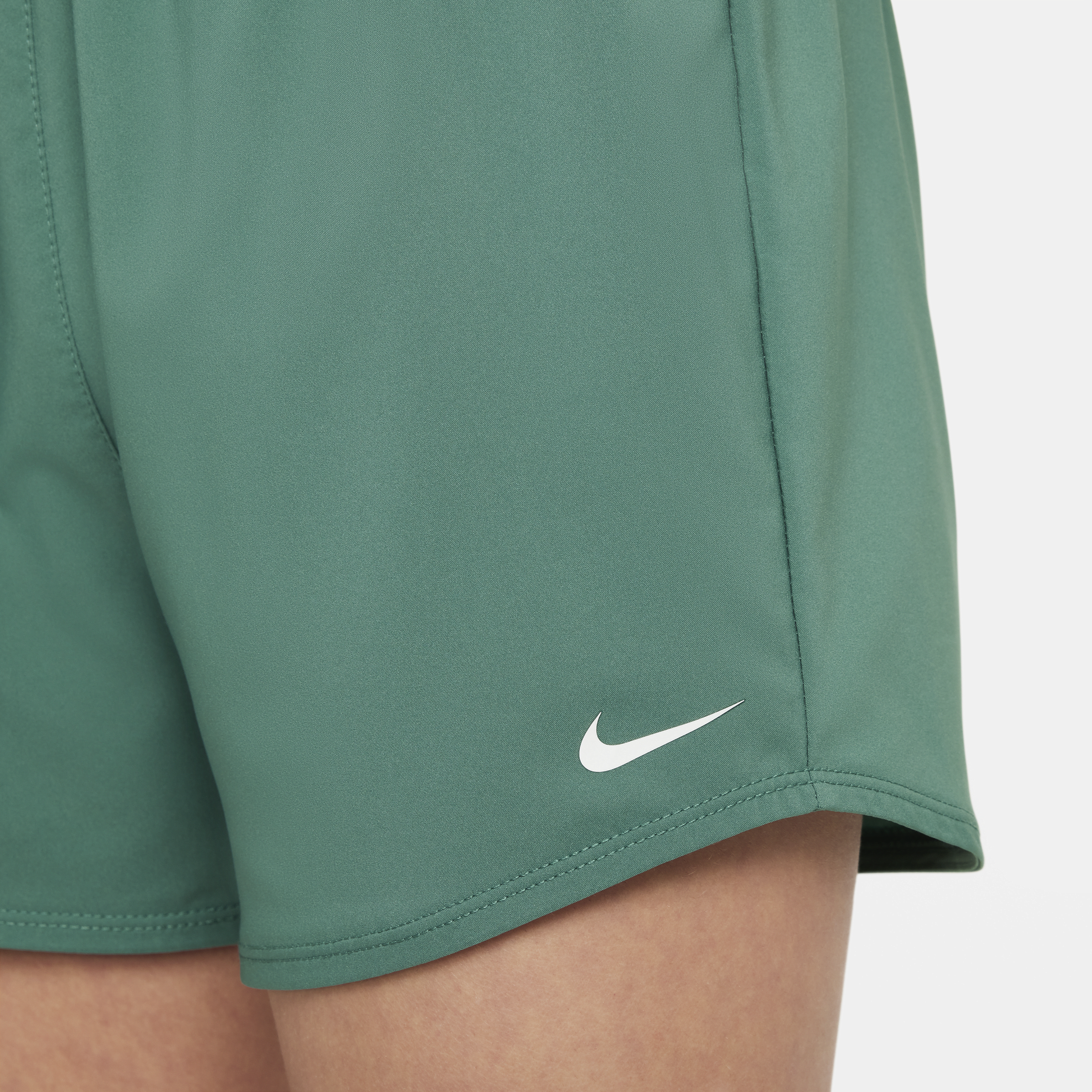 Nike Dri-FIT One geweven trainingsshorts met hoge taille voor meisjes Groen