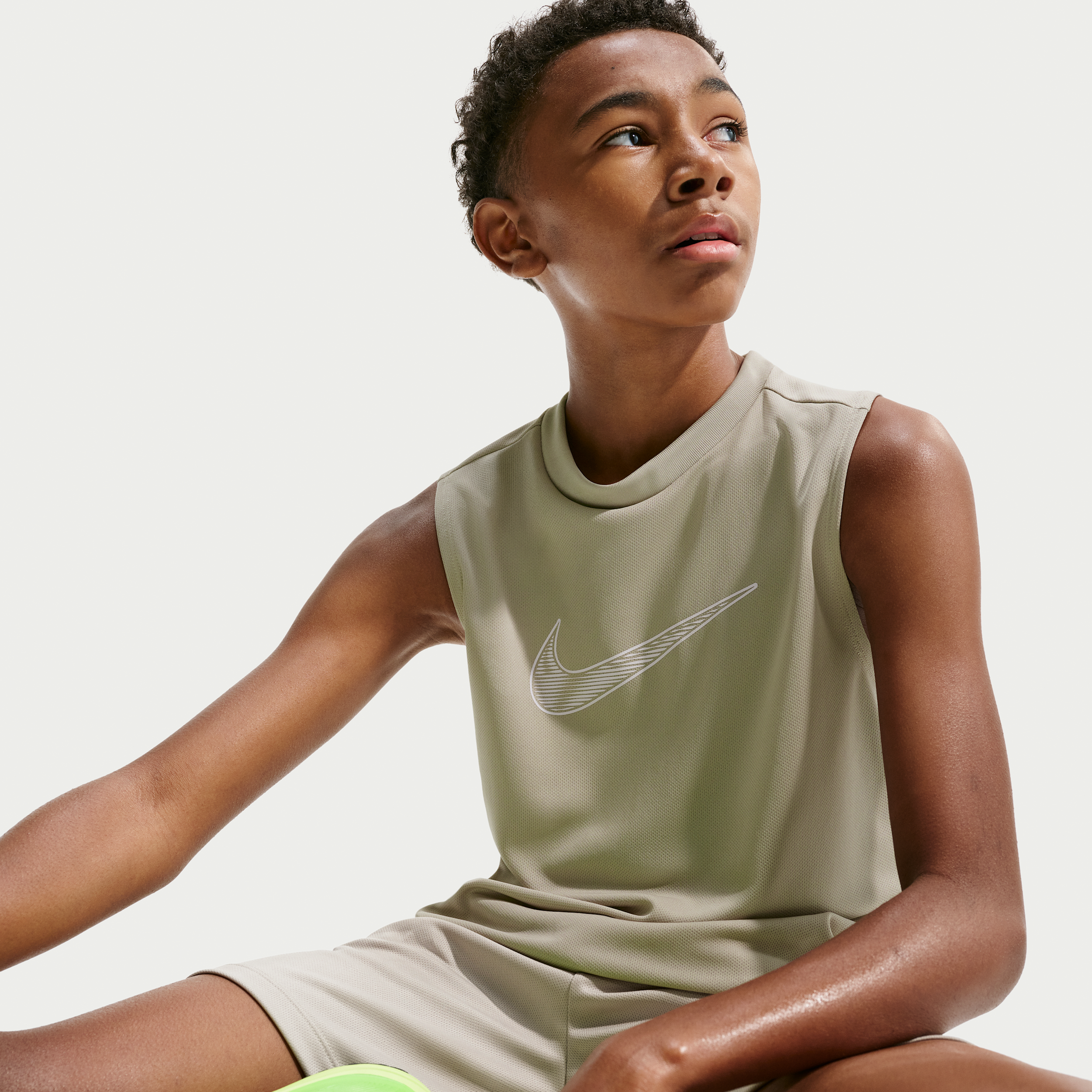 Thumbnail - Nike Multi ärmelloses Dri-FIT-Shirt (ältere Kinder, Jungen) - Grün