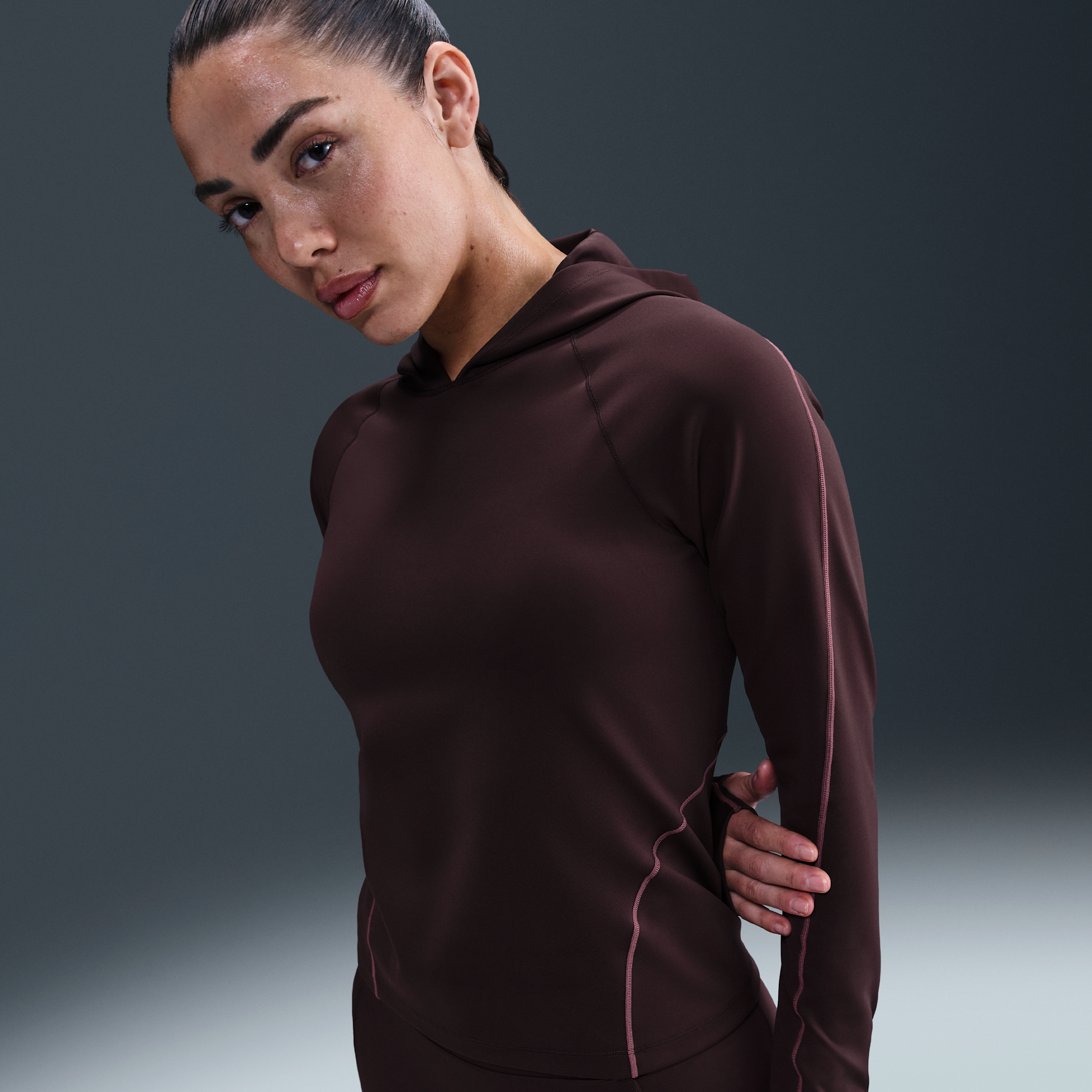 Thumbnail - Nike Universa Dri-FIT Longsleeve in schmaler Passform mit Kapuze (Damen) - Rot