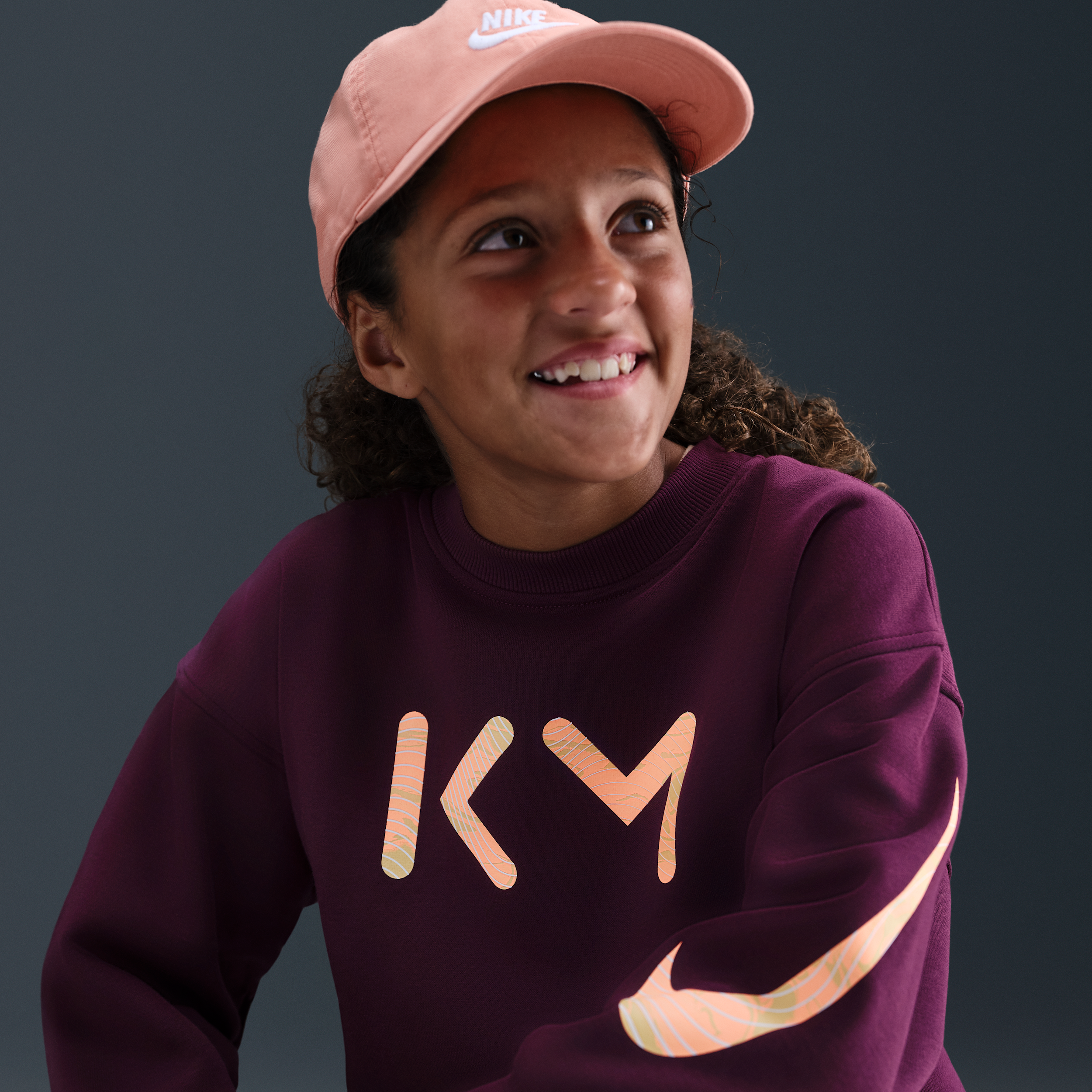 Thumbnail - Kylian Mbappé Club Fleece Nike Fußball Oversize-Sweatshirt mit Rundhalsausschnitt für ältere Kinder (Mädchen) - Rot