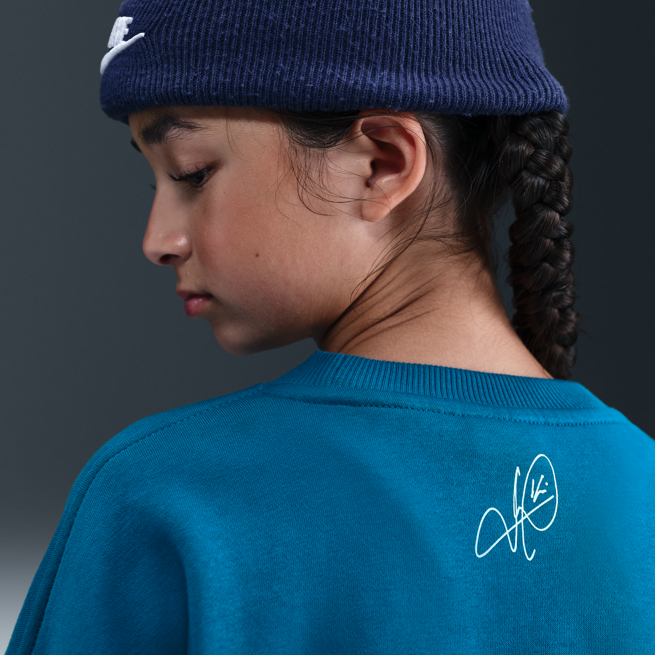 Thumbnail - Kylian Mbappé Club Fleece Nike Fußball Oversize-Sweatshirt mit Rundhalsausschnitt für ältere Kinder (Mädchen) - Blau