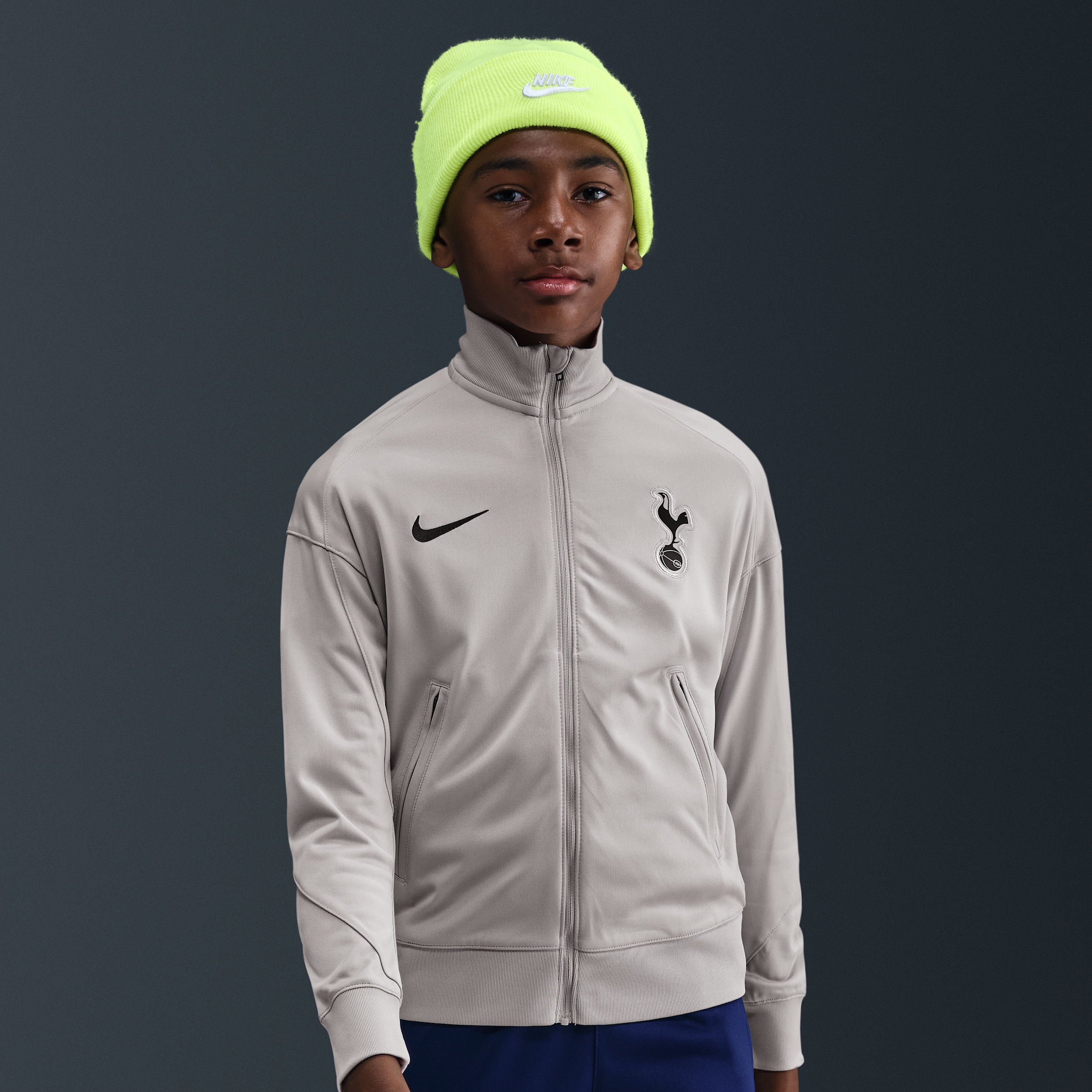 Thumbnail - Tottenham Hotspur Strike Nike Dri-FIT Fußball-Trainingsanzug aus Strickmaterial für ältere Kinder - Grau