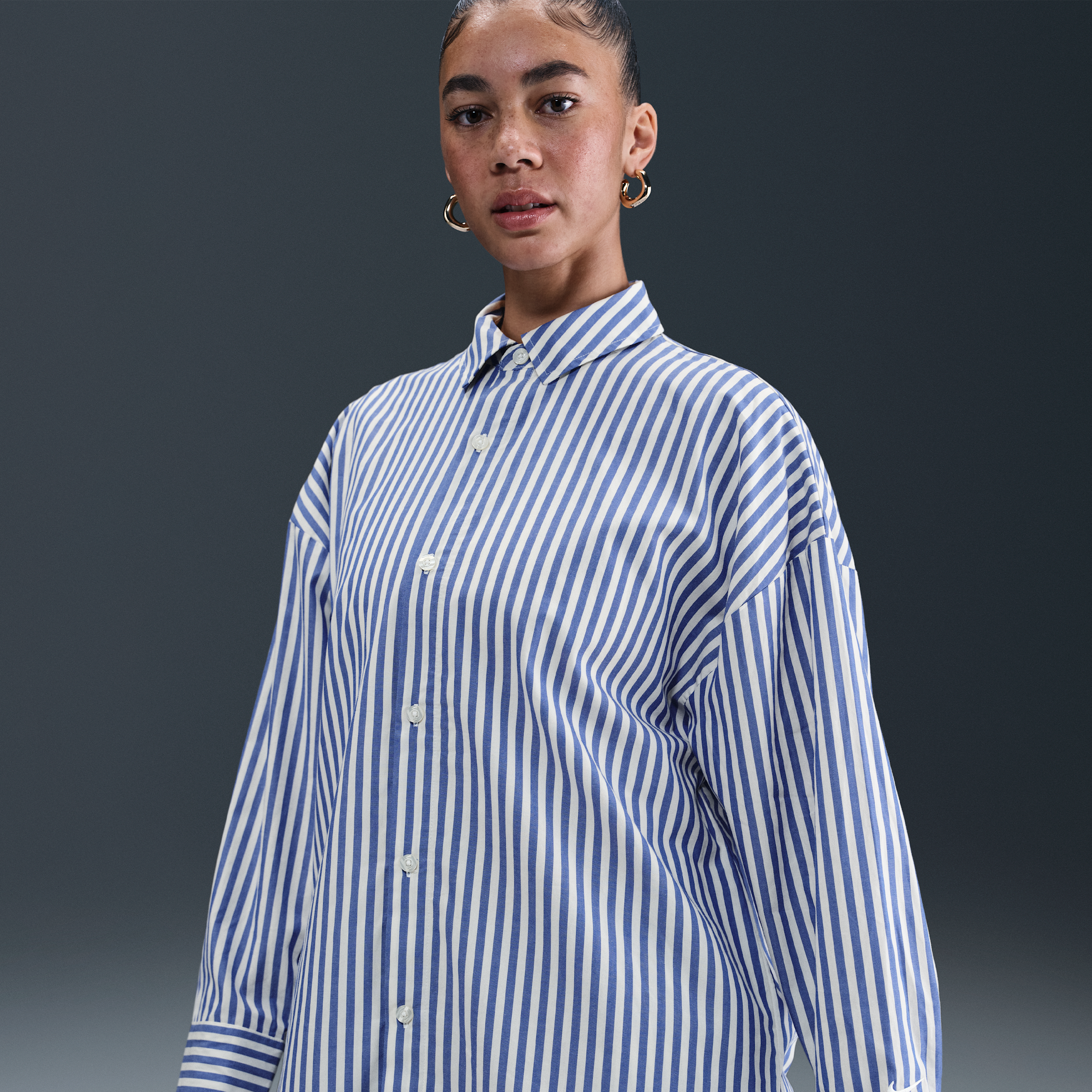 Thumbnail - Nike Chill Poplin Button-Up-Longsleeve mit Oversize-Passform (Damen) - Blau