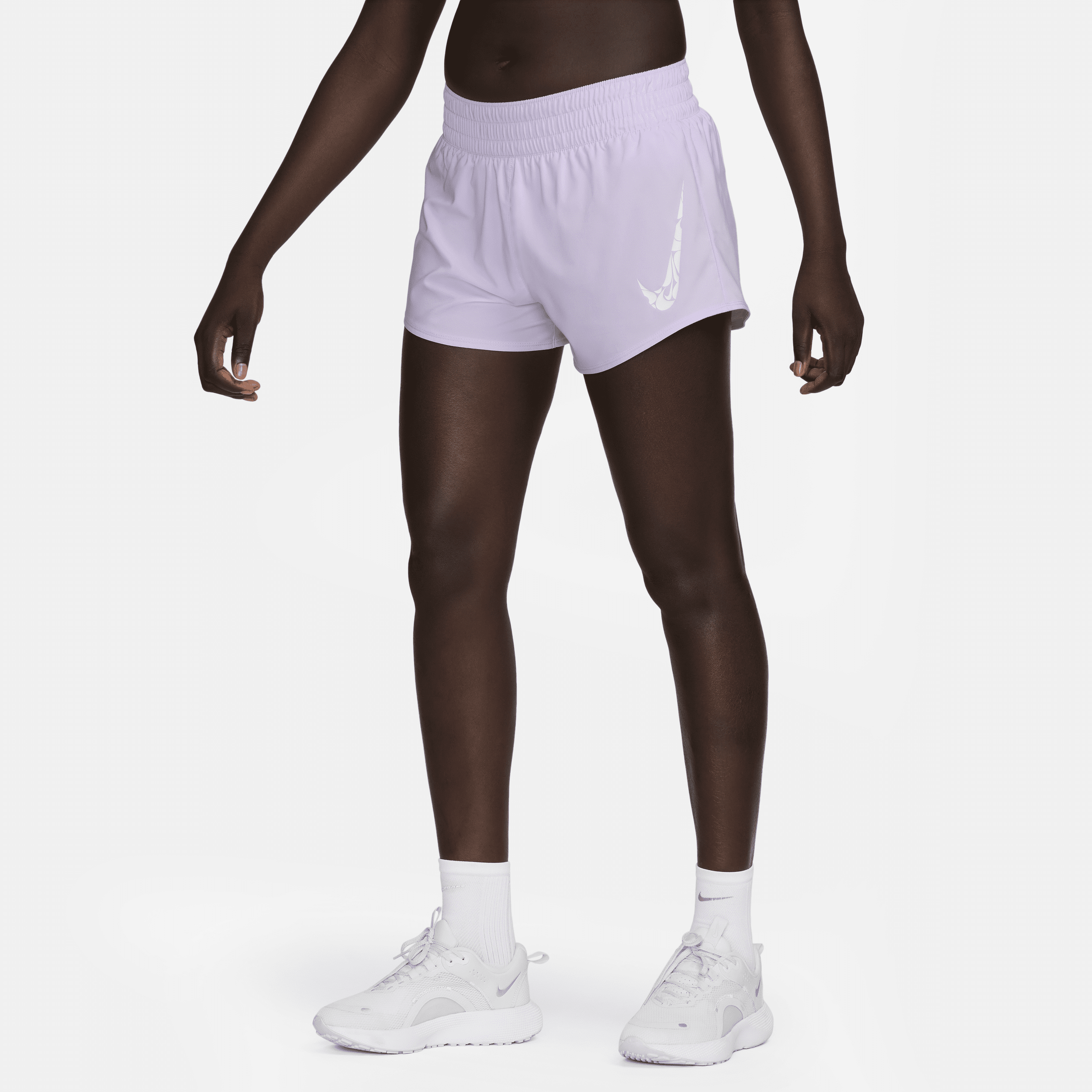 Nike One Dri-FIT damesshorts met halfhoge taille en binnenbroekje (8 cm) Paars