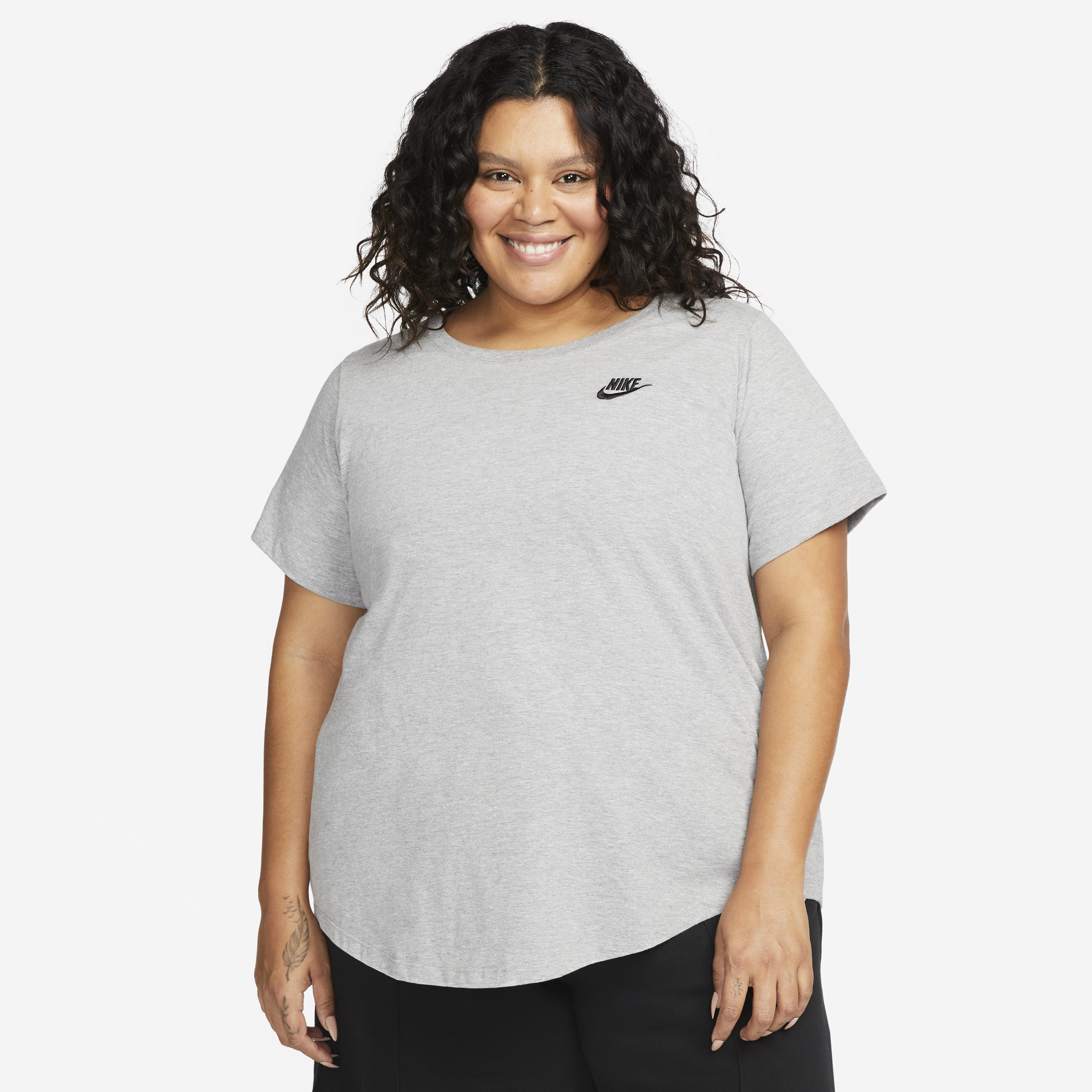 Nike Sportswear Club Essentials T-shirt voor dames (Plus Size) Grijs