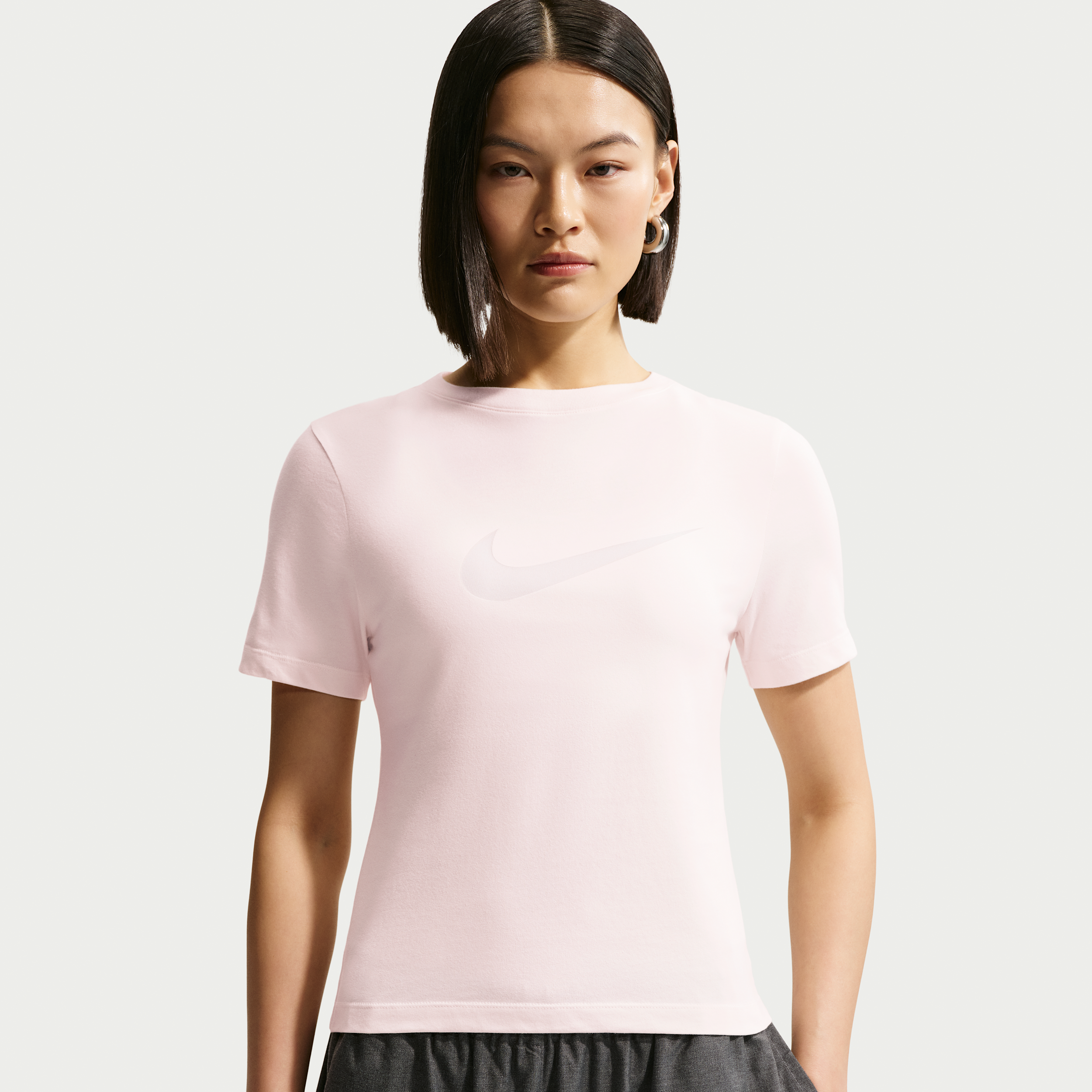 Kortærmet Nike tætsiddende top med burnout-logo til kvinder - hvid