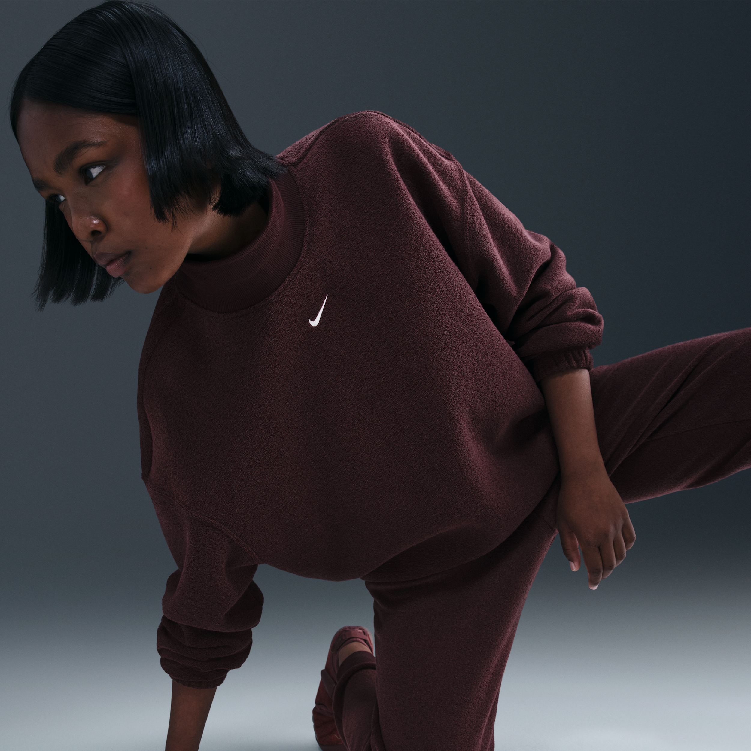 Thumbnail - Nike Phoenix Plush Oversize-Oberteil aus kuscheligem Fleece mit Stehkragen (Damen) - Rot