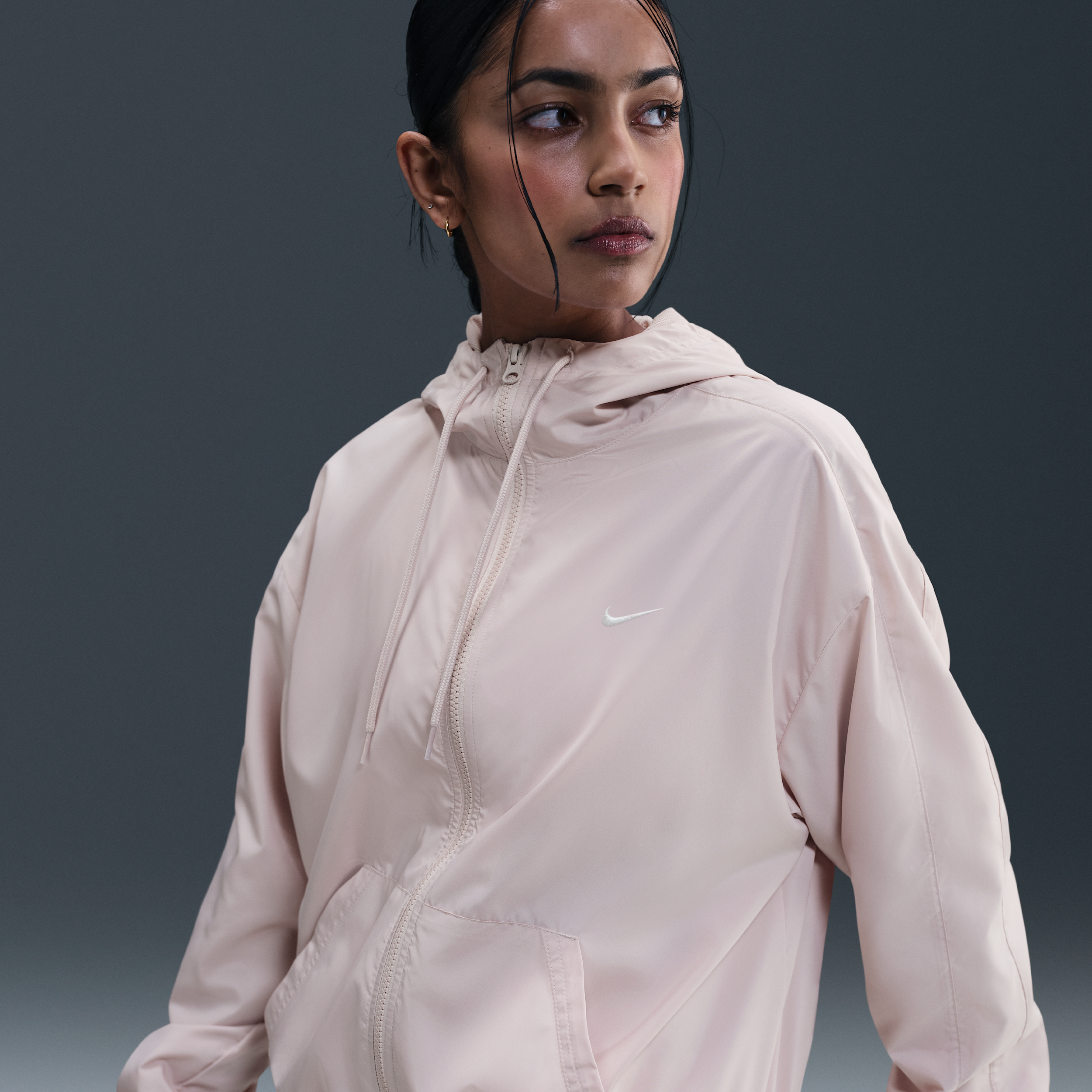 Nike Sportswear Classic Wovens ruimvallend UV-damesjack met capuchon - Roze