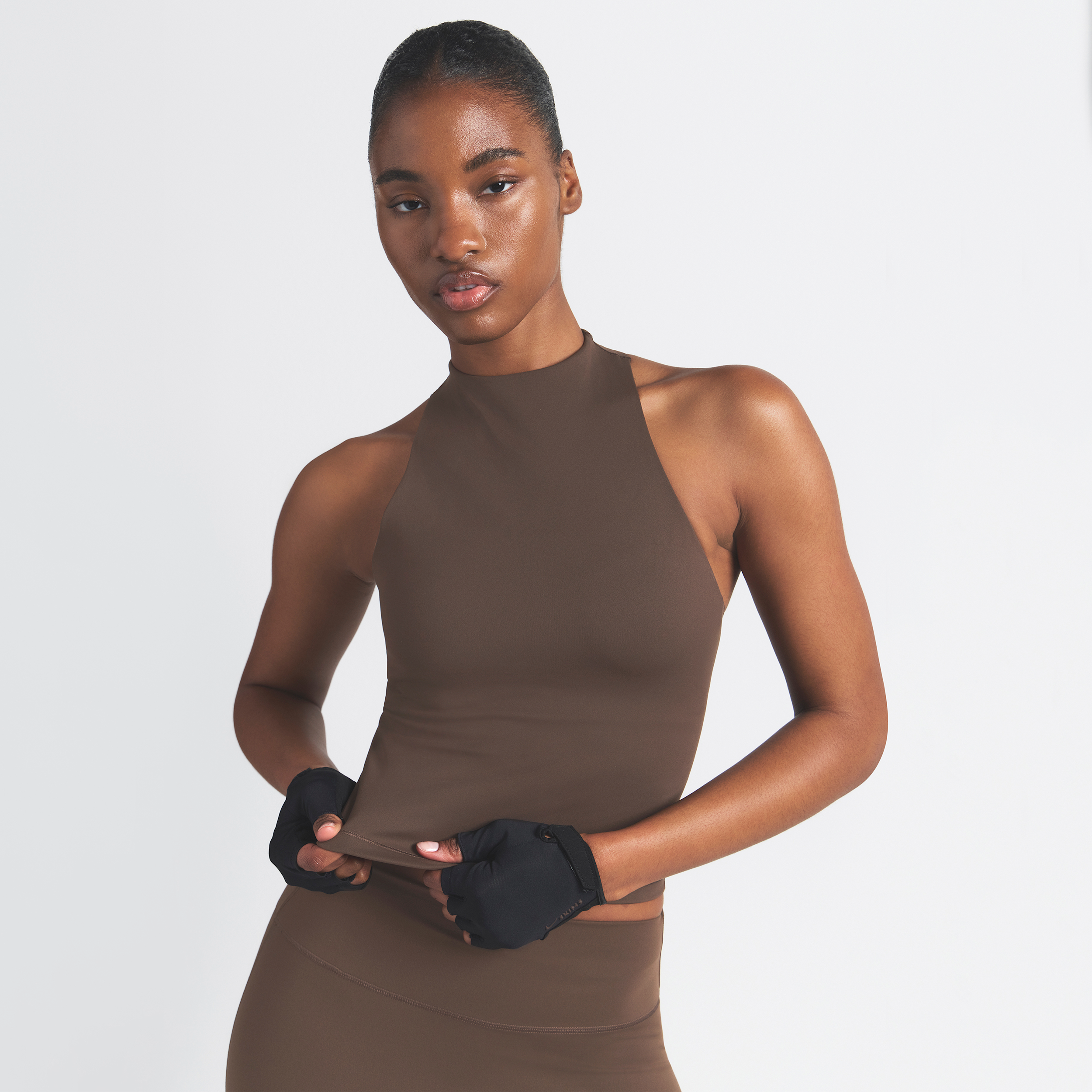 Canotta con taglio all'americana e collo a lupetto NikeSKIMS Matte – Donna - Marrone