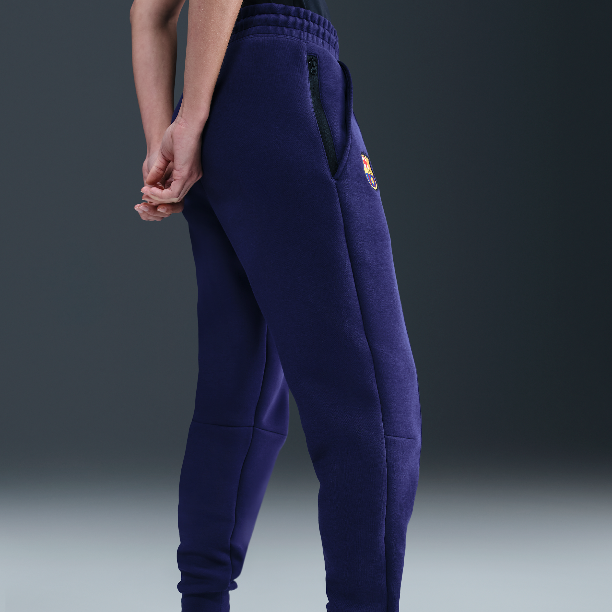 Thumbnail - FC Barcelona Tech Nike Football Fleece-Jogger mit mittelhohem Bund (Damen) - Lila