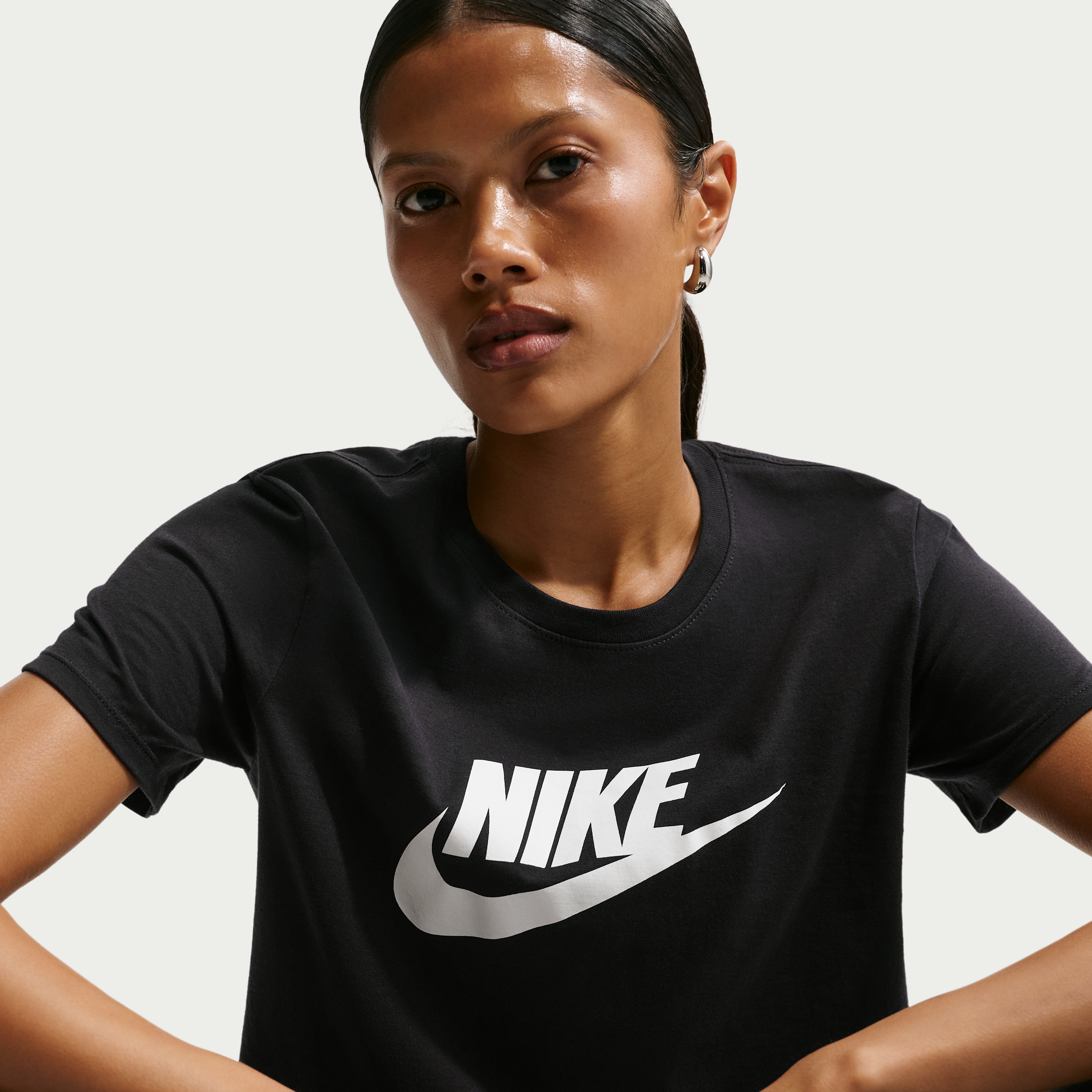 Thumbnail - Nike Essentials Damen-T-Shirt mit Logo - Schwarz