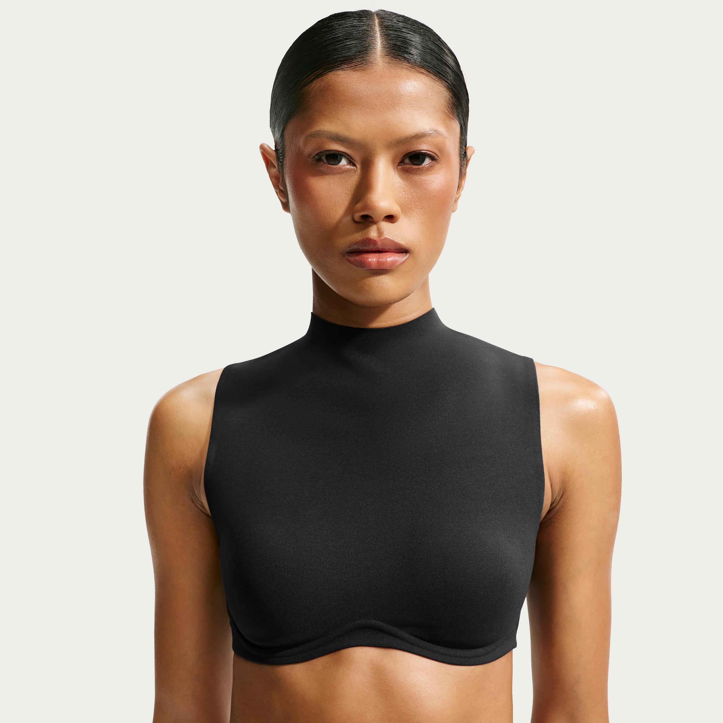 NikeSKIMS Studio Stretch-sports-bh med let støtte og mock-halsudskæring til kvinder - sort
