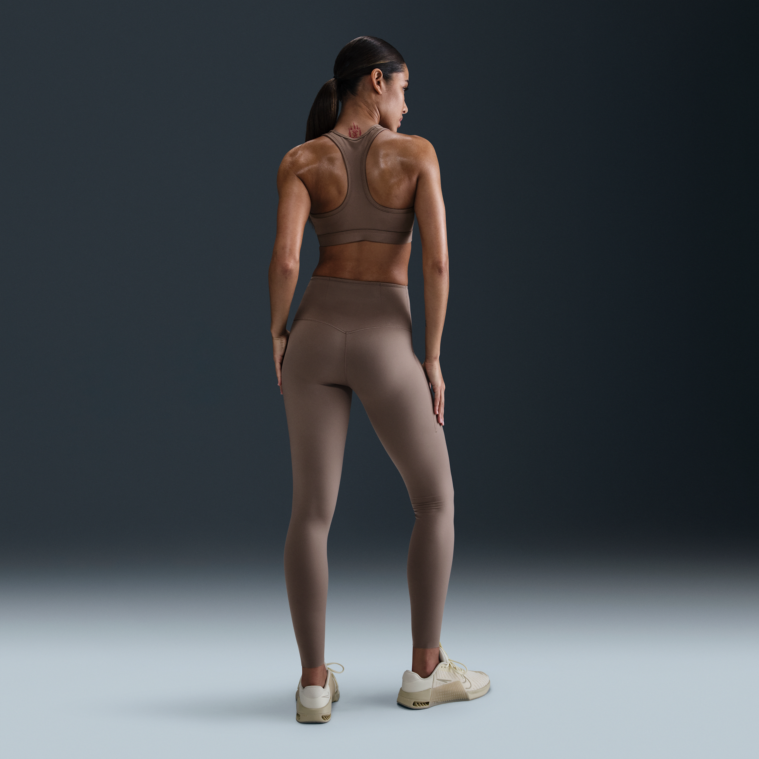 Legging taille haute à maintien supérieur et coupe longue avec poches Nike Go pour femme - Marron