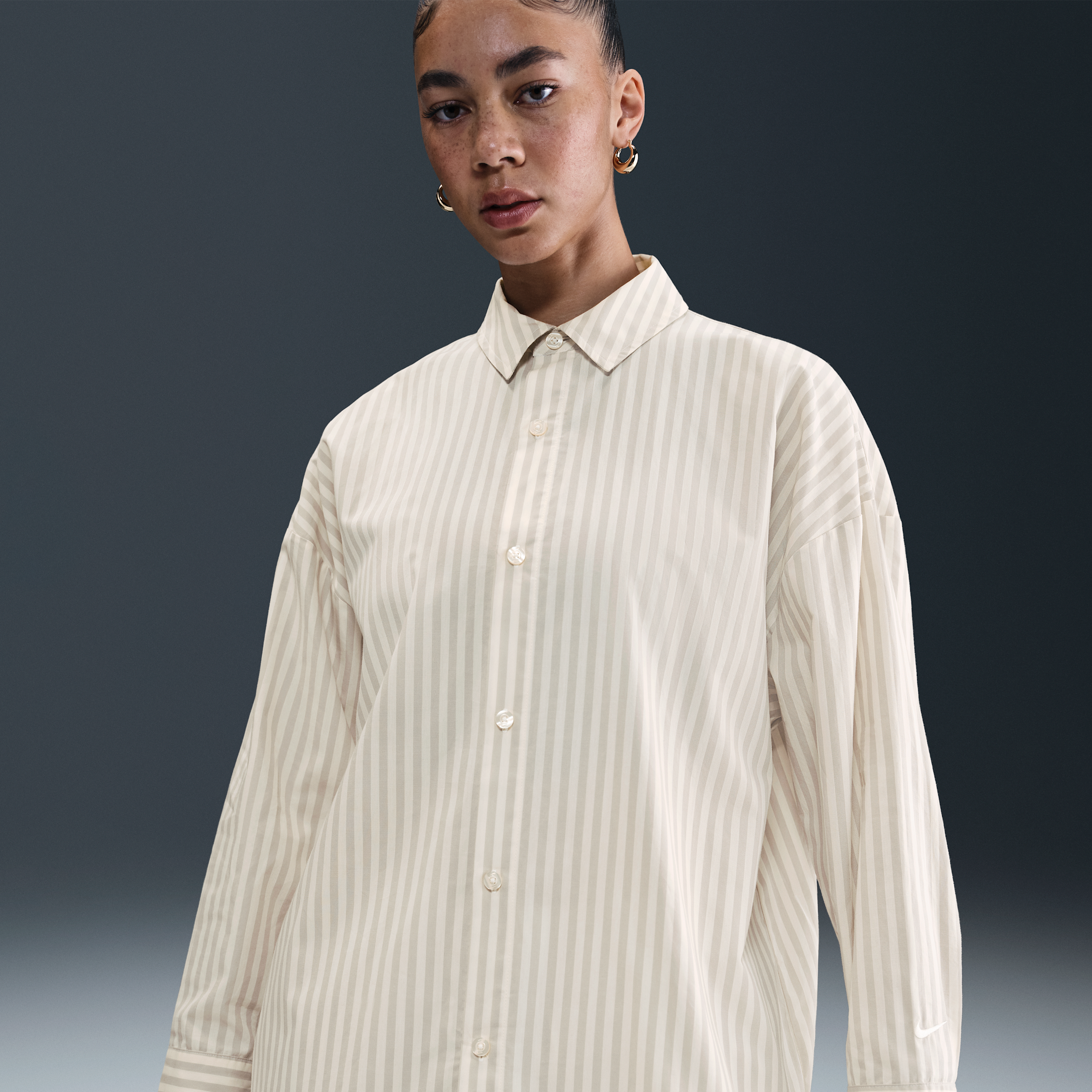 Thumbnail - Nike Chill Poplin Button-Up-Longsleeve mit Oversize-Passform (Damen) - Grau
