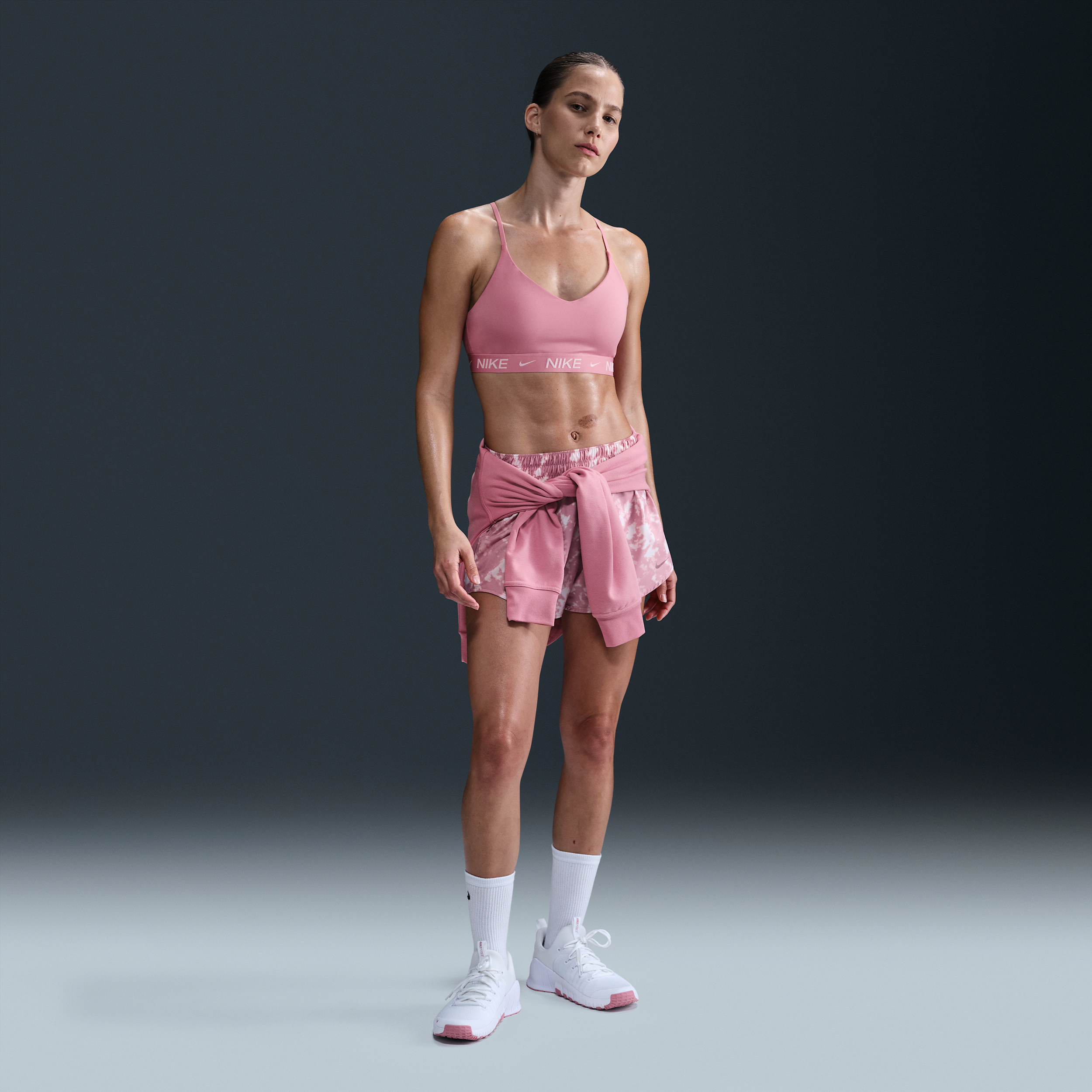 Brassière de sport réglable rembourrée à maintien léger Nike Indy pour femme - Rose