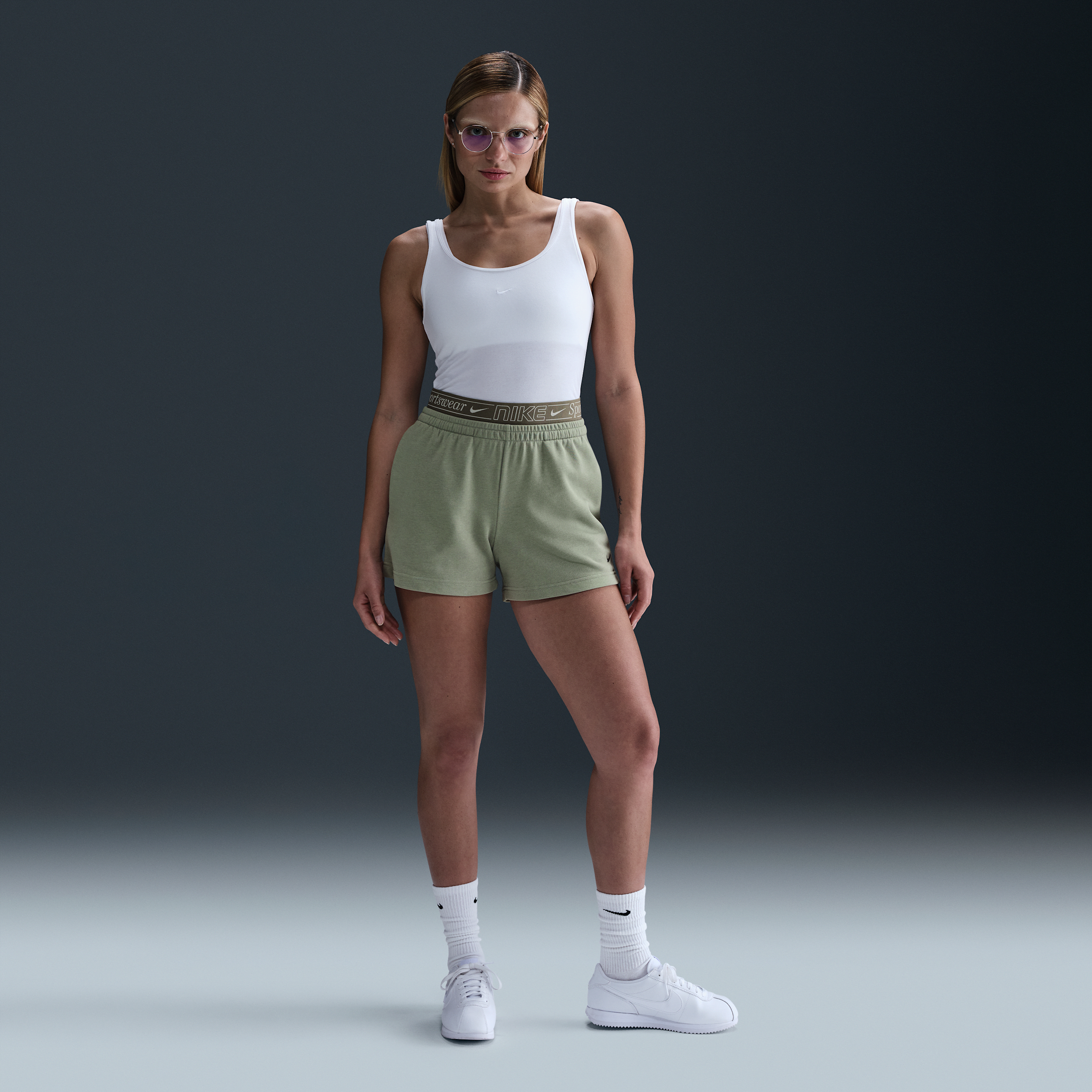 Thumbnail - Nike Sportswear Chill Terry Shorts mit mittelhohem Bund (Damen, ca. 10 cm) - Grün