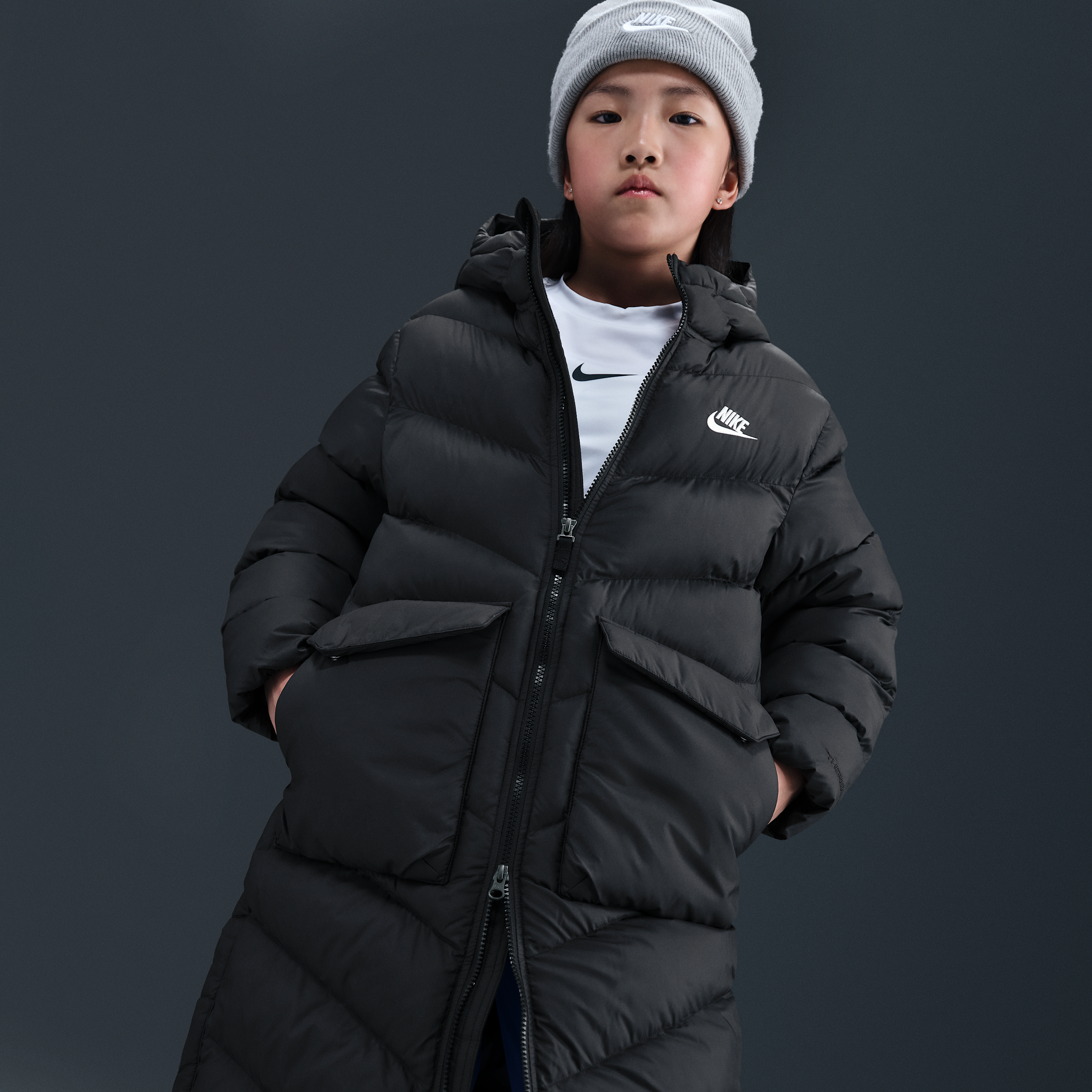 Thumbnail - Nike All Day Play Therma-FIT-Puffer-Parka mit weiter Passform in voller Länge (ältere Kinder) - Schwarz