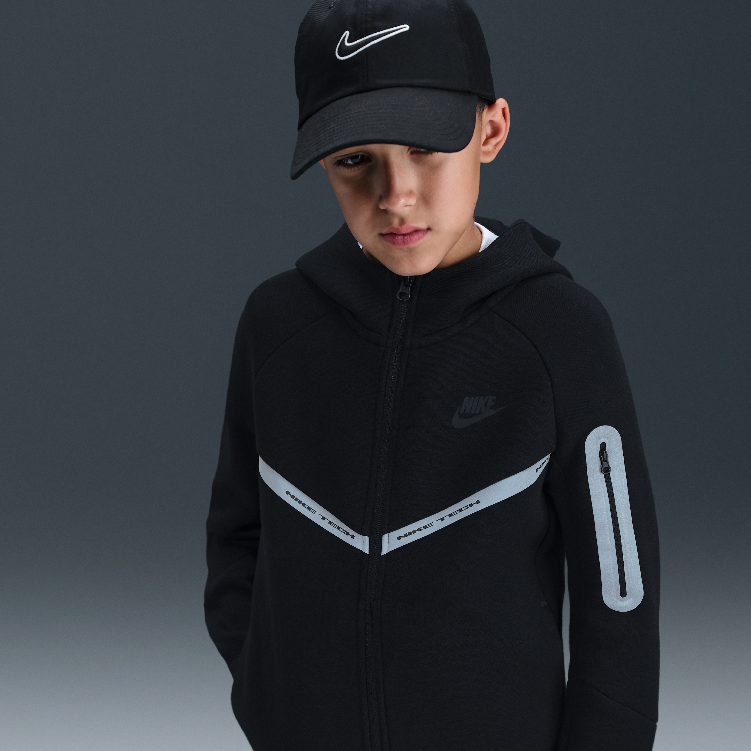 Thumbnail - Nike Tech Fleece Kapuzenjacke für ältere Kinder (Jungen) mit reflektierenden Akzenten - Schwarz