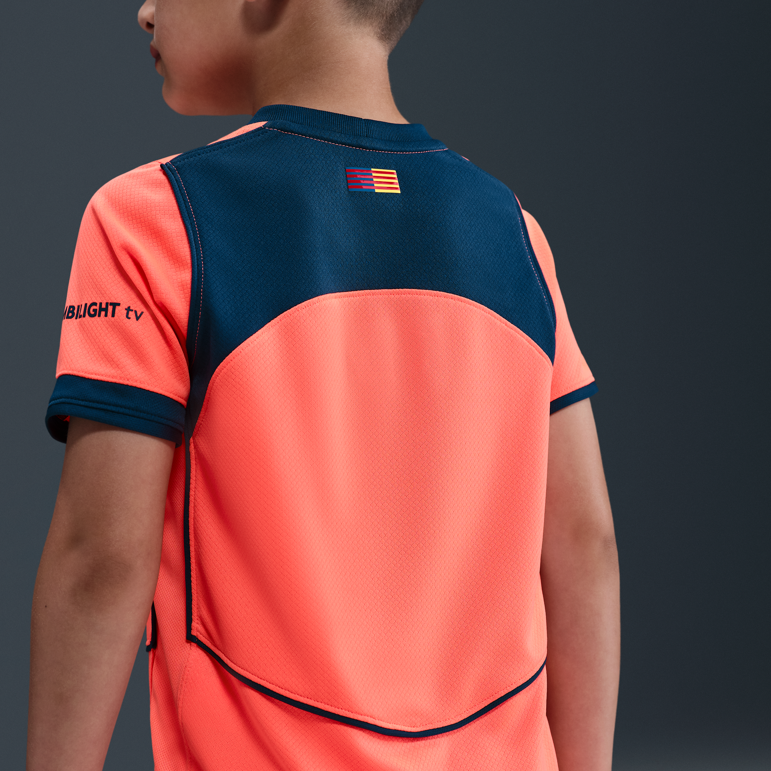 Thumbnail - FC Barcelona 2025/26 Stadium Third Nike Dri-FIT Total 90 dreiteiliges Fußballtrikot-Set (jüngere Kinder) - Orange