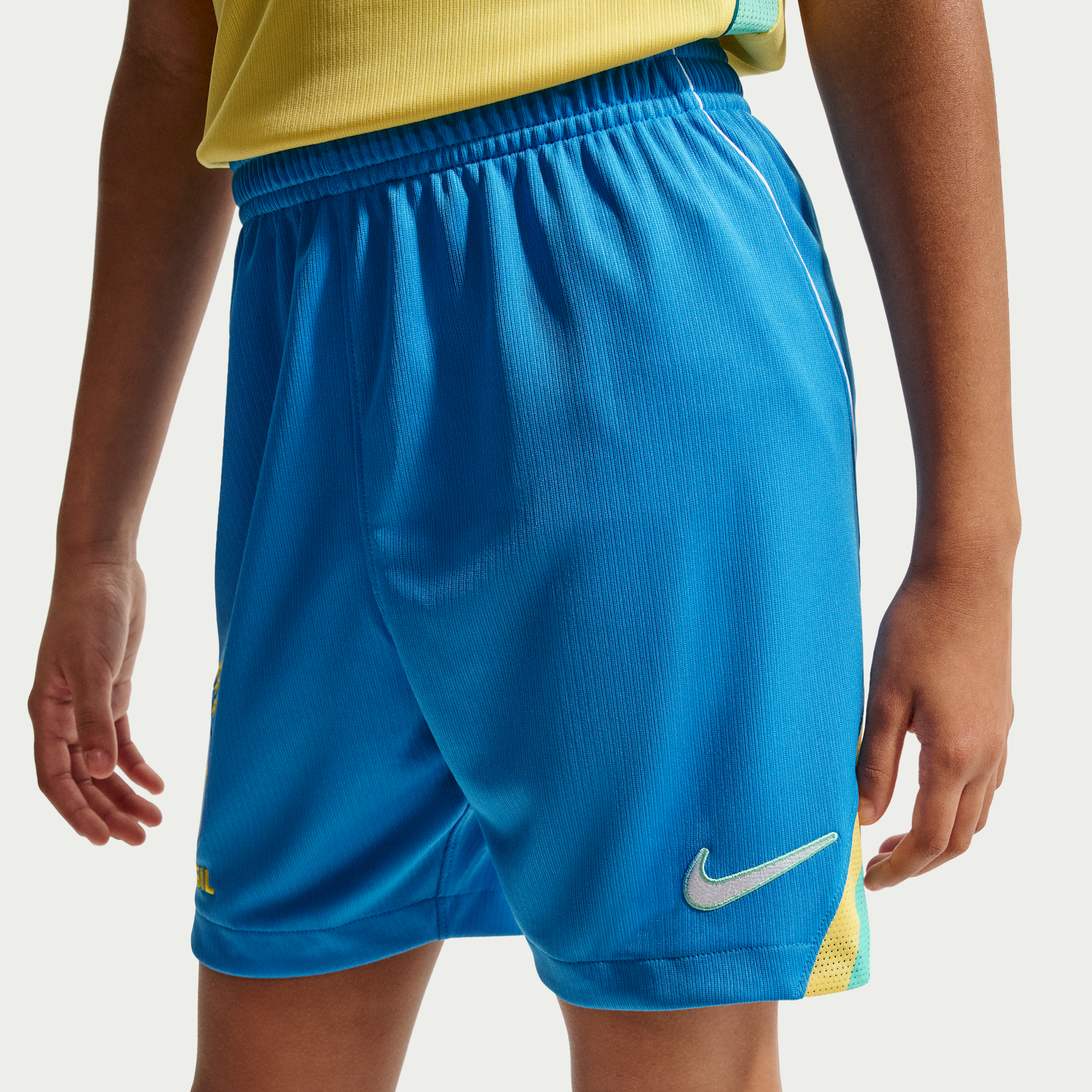Thumbnail - Brasilien 2026 Heimstadion Nike Dri-FIT Replika-Fußballshorts für ältere Kinder - Blau