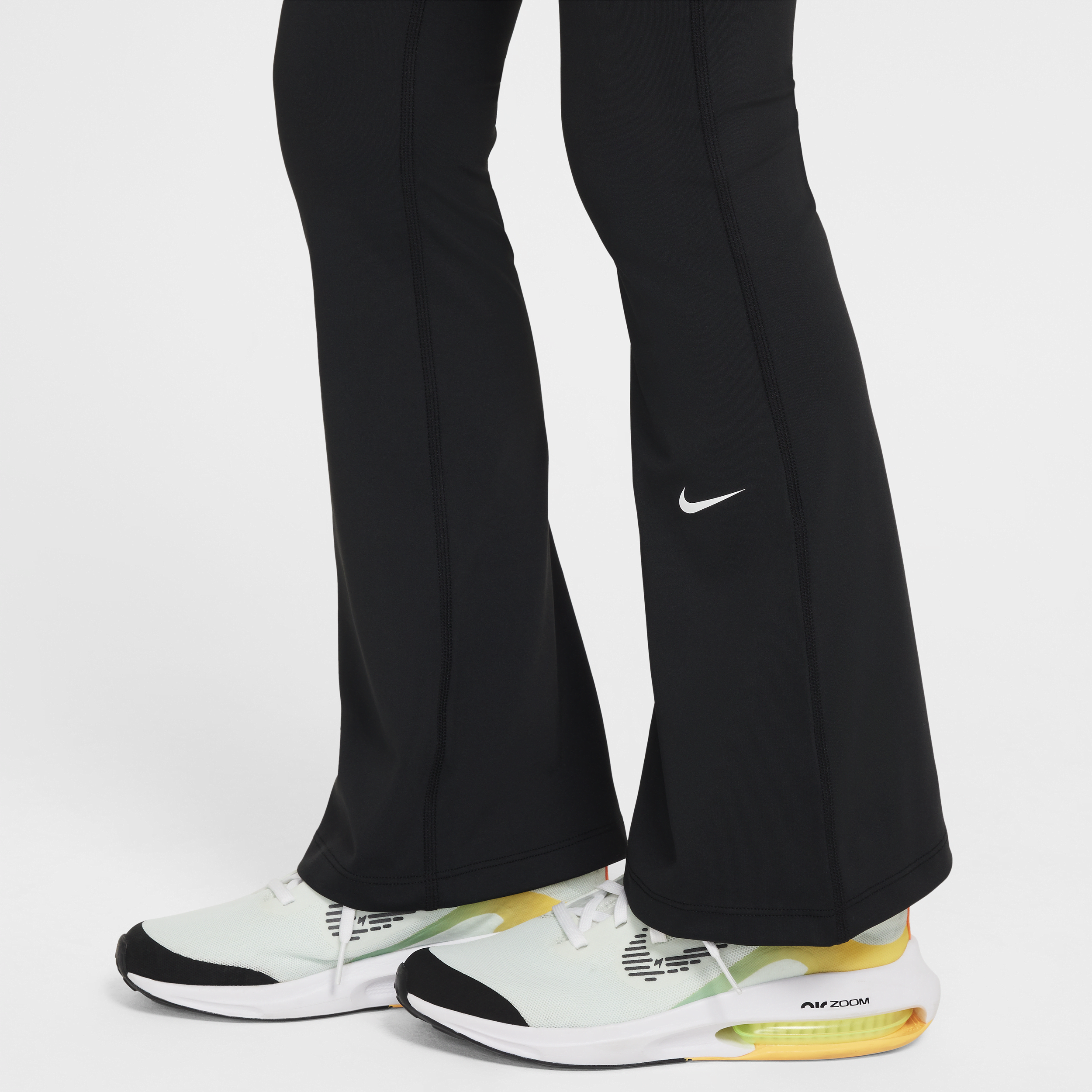 Thumbnail - Nike One Dri-FIT Leggings mit ausgestelltem Bein (Mädchen) - Schwarz