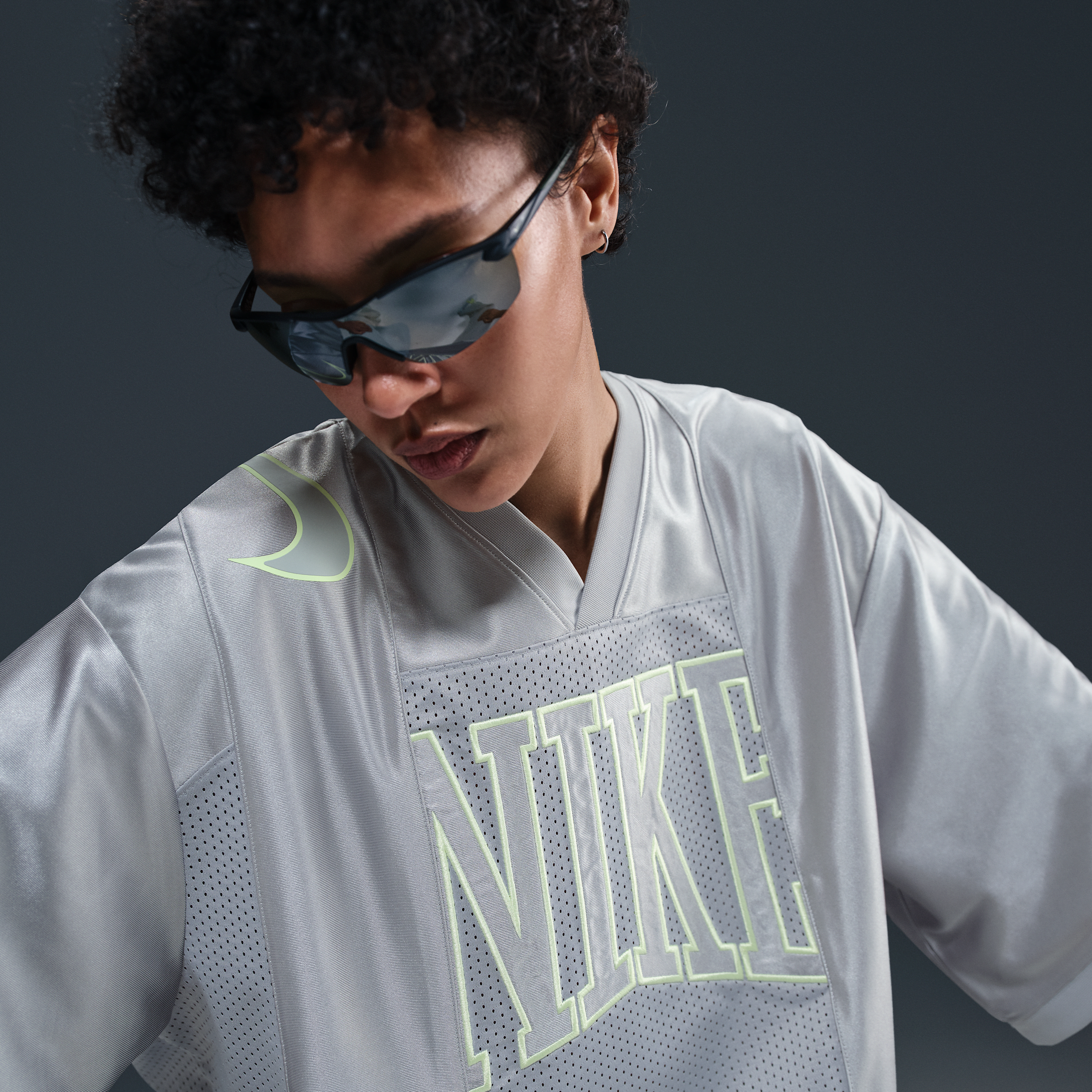 Maillot oversize à manches courtes et motif Nike Sportswear Street pour femme - Gris