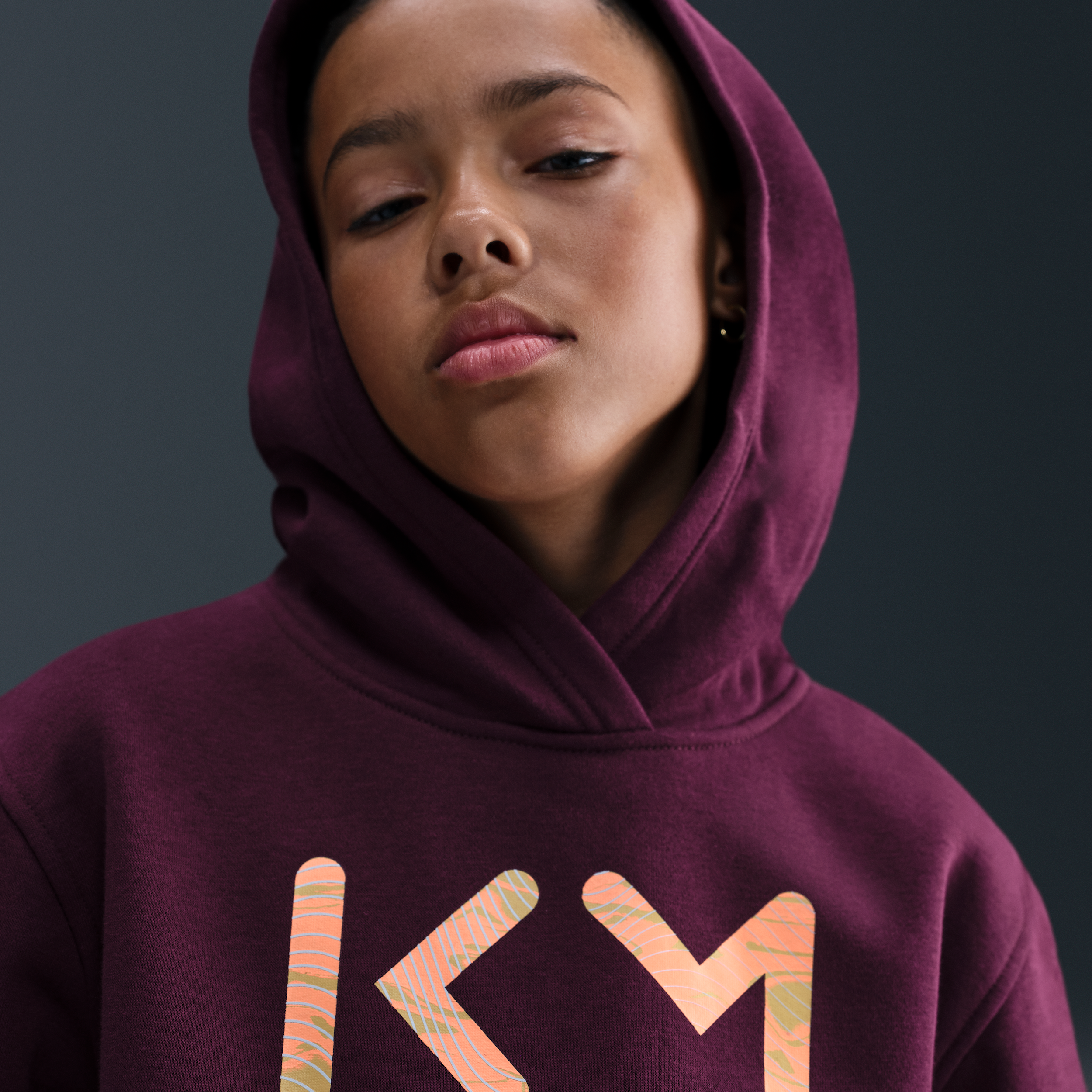 Thumbnail - Kylian Mbappé Club Fleece Fußball-Hoodie (ältere Kinder) - Rot