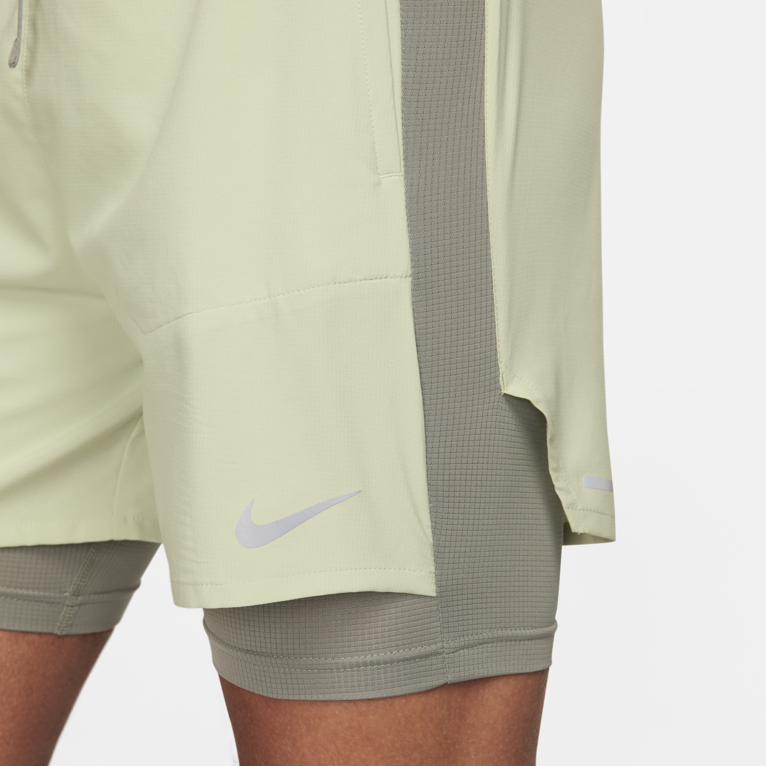 Nike Stride Dri-FIT hybride hardloopshorts voor heren (13 cm) Groen