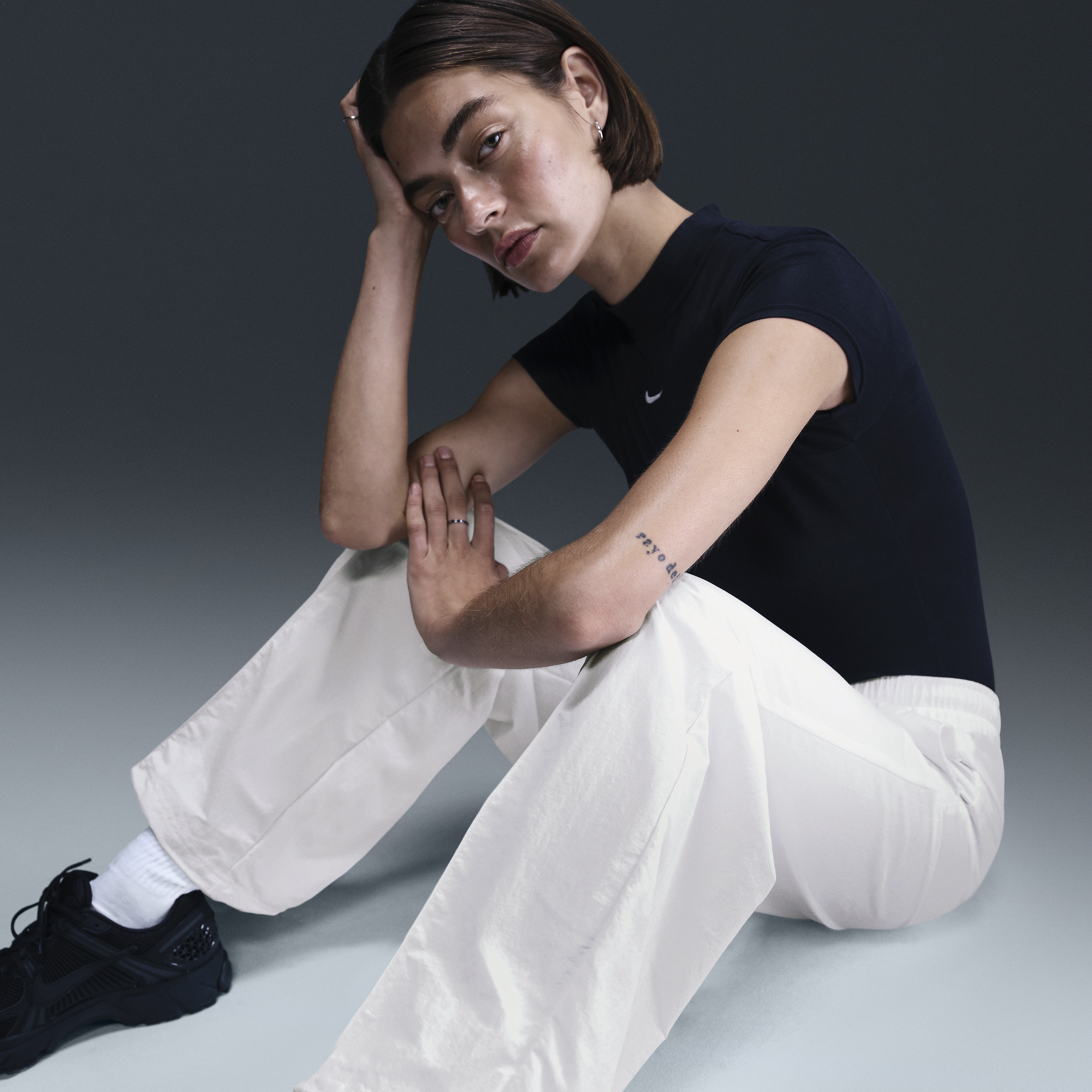 Pantalon taille mi-haute à ourlet ouvert Nike Sportswear Everything Wovens pour femme - Blanc