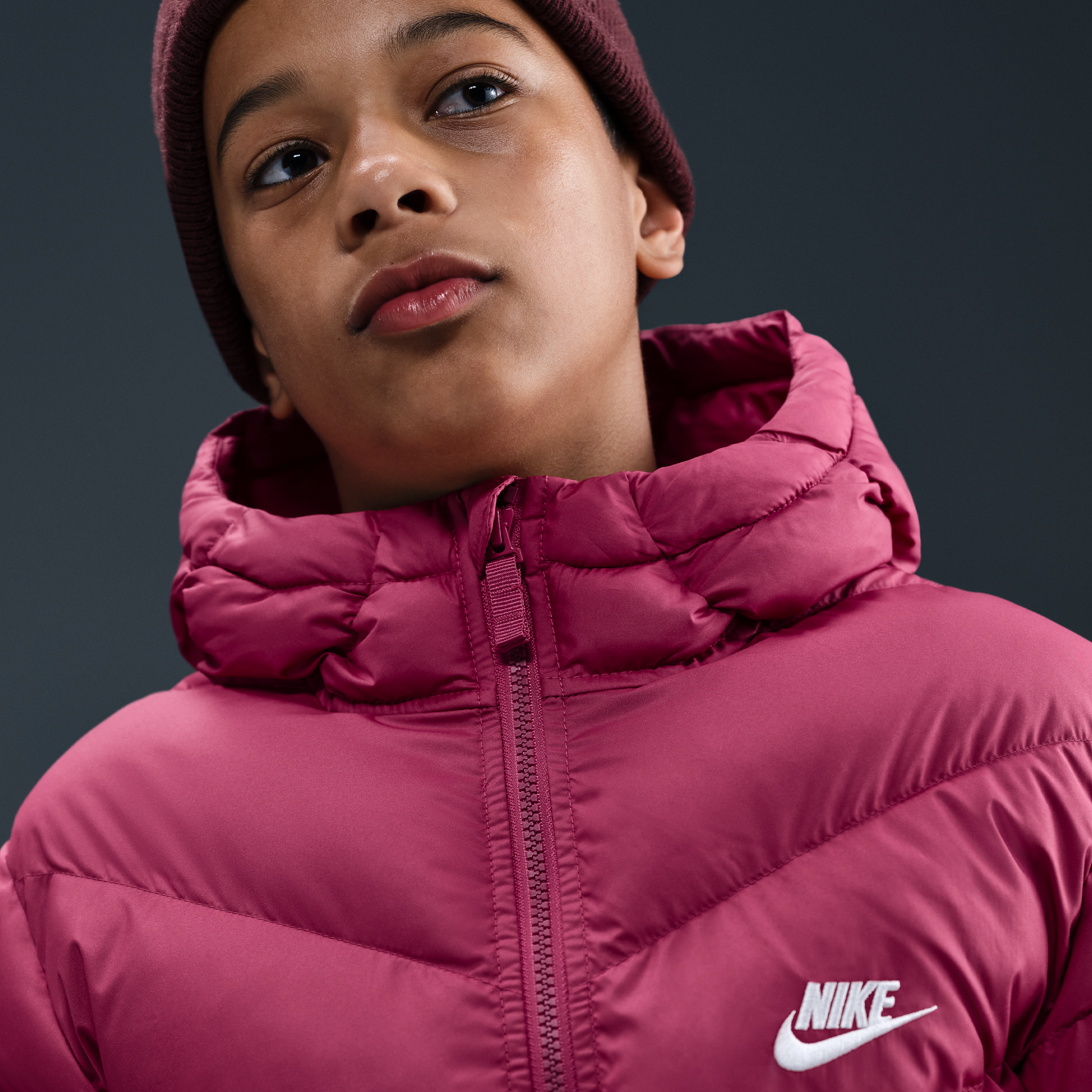 Thumbnail - Nike Sportswear All Day Play Therma-FIT-Puffer-Jacke mit weiter Passform (ältere Kinder) - Lila