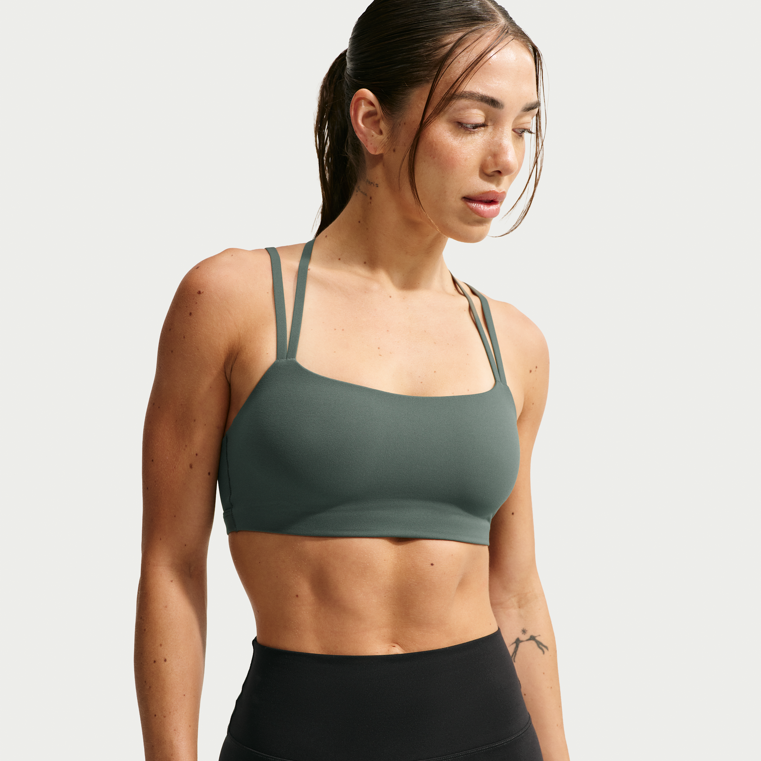Nike Zenvy Strappy-sports-bh med let støtte og indlæg til kvinder - grøn