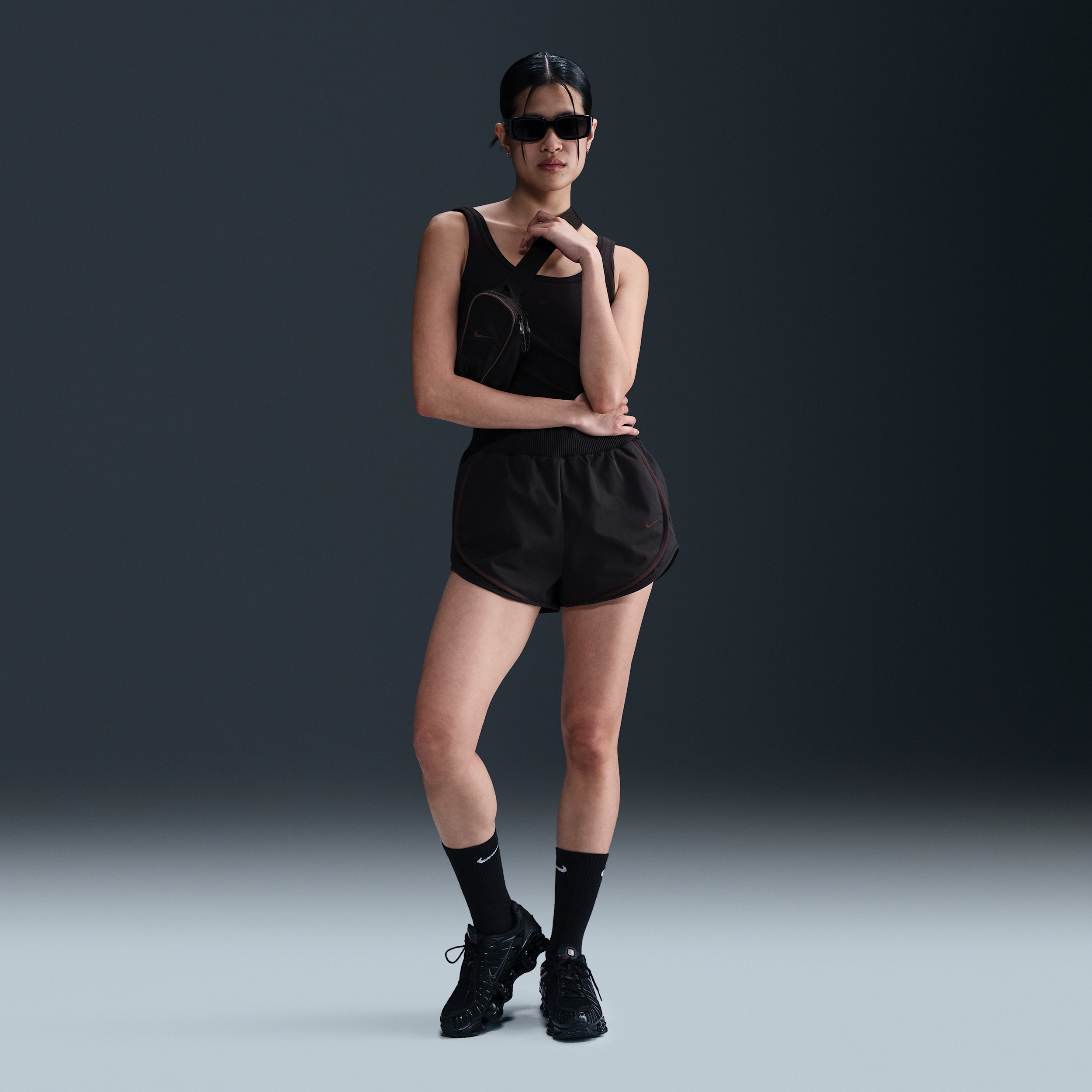 Thumbnail - Nike Sportswear Collection Shorts aus Twill mit mittelhohem Bund (Damen) - Schwarz