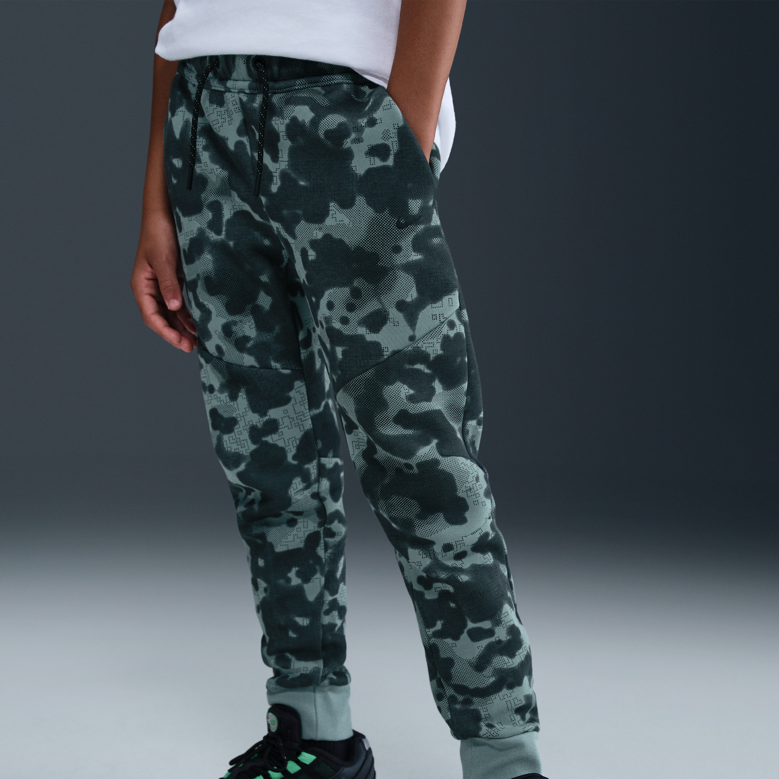 Thumbnail - Nike Tech Camo-Fleece-Jogger (ältere Kinder, Jungen) - Grün