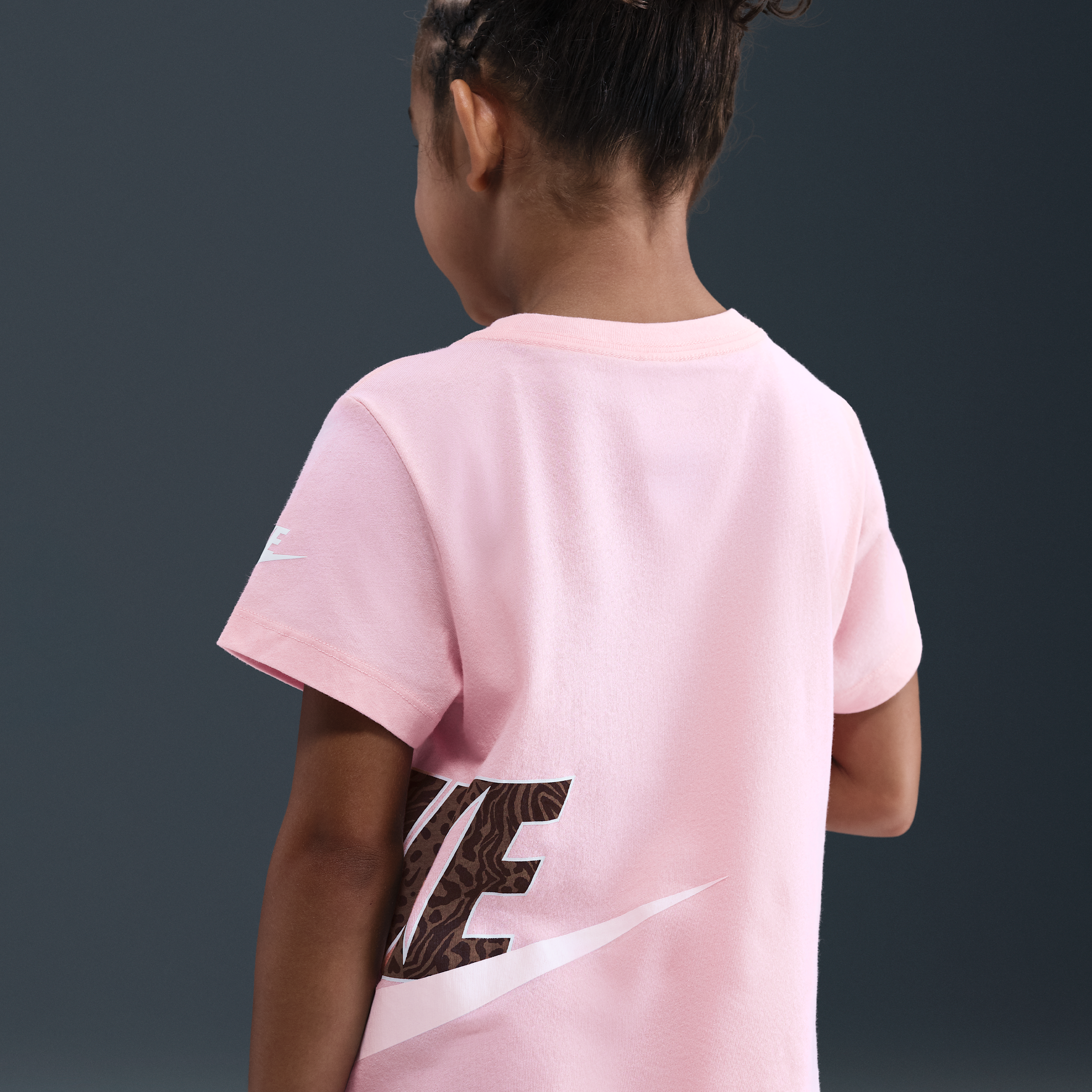 Thumbnail - Nike Wild Warmth T-Shirt mit Grafik (jüngere Kinder) - Pink
