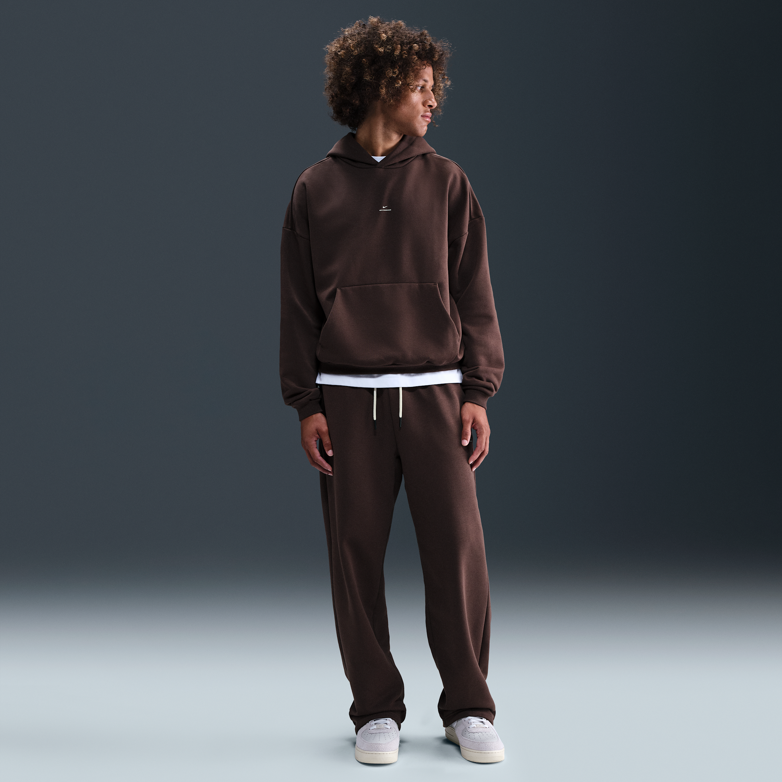 Pantaloni da basket Therma-FIT Nike Standard Issue, in tessuto spazzolato e con orlo aperto – Uomo - Marrone