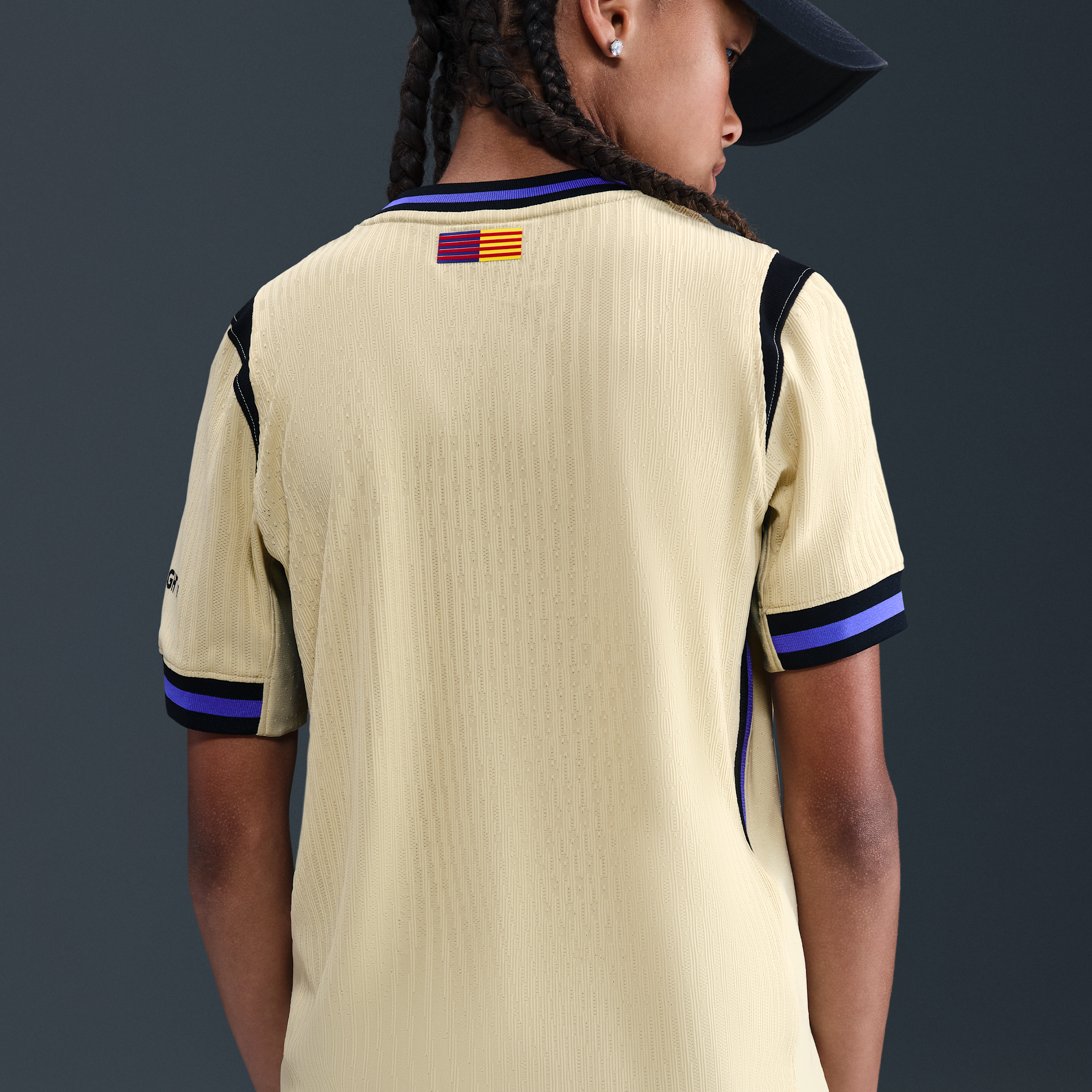 Thumbnail - FC Barcelona 2025/26 Match Away Kobe Dri-FIT ADV Authentic Fußballtrikot (ältere Kinder) - Braun