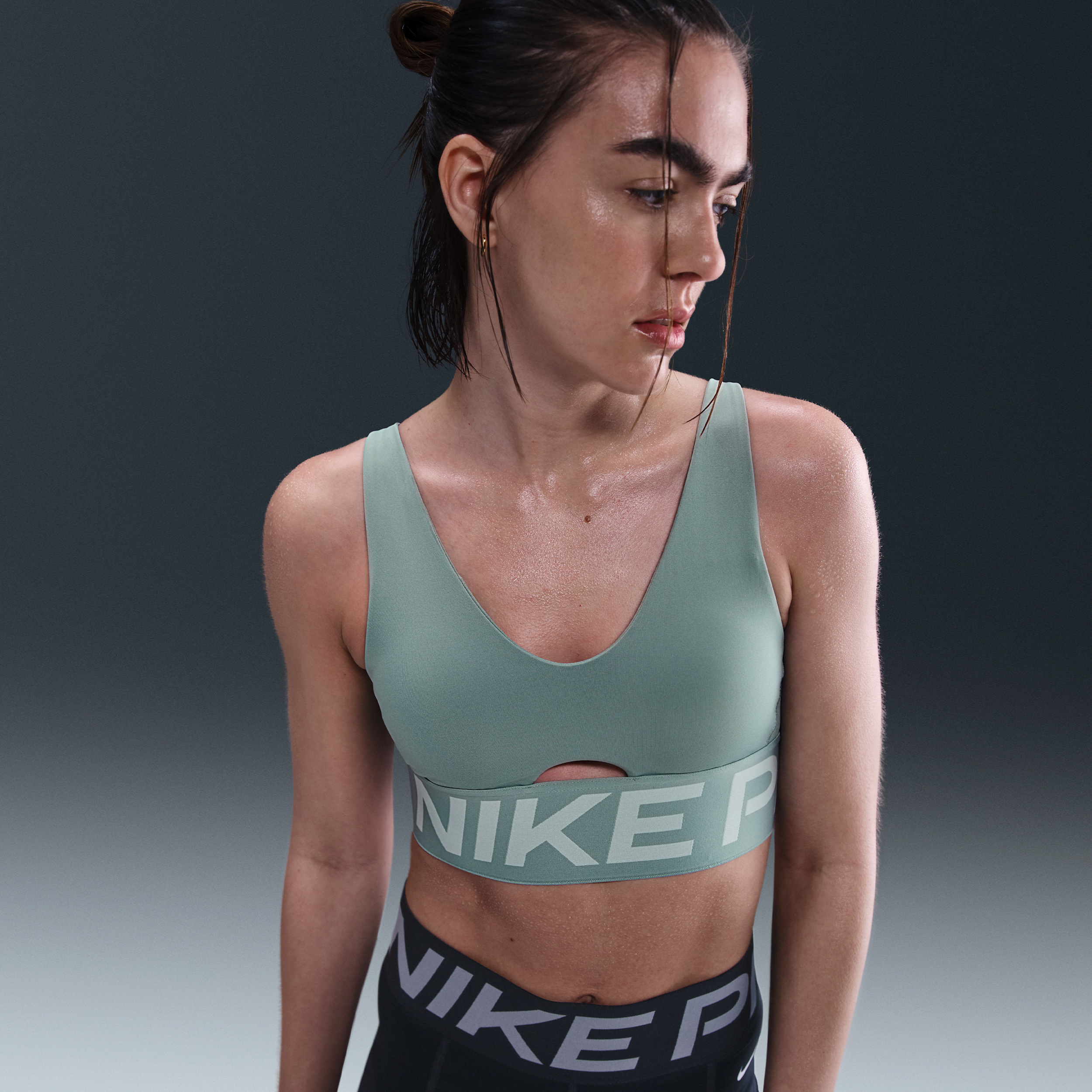 Nike Indy Plunge padded sport-bh met medium ondersteuning Groen