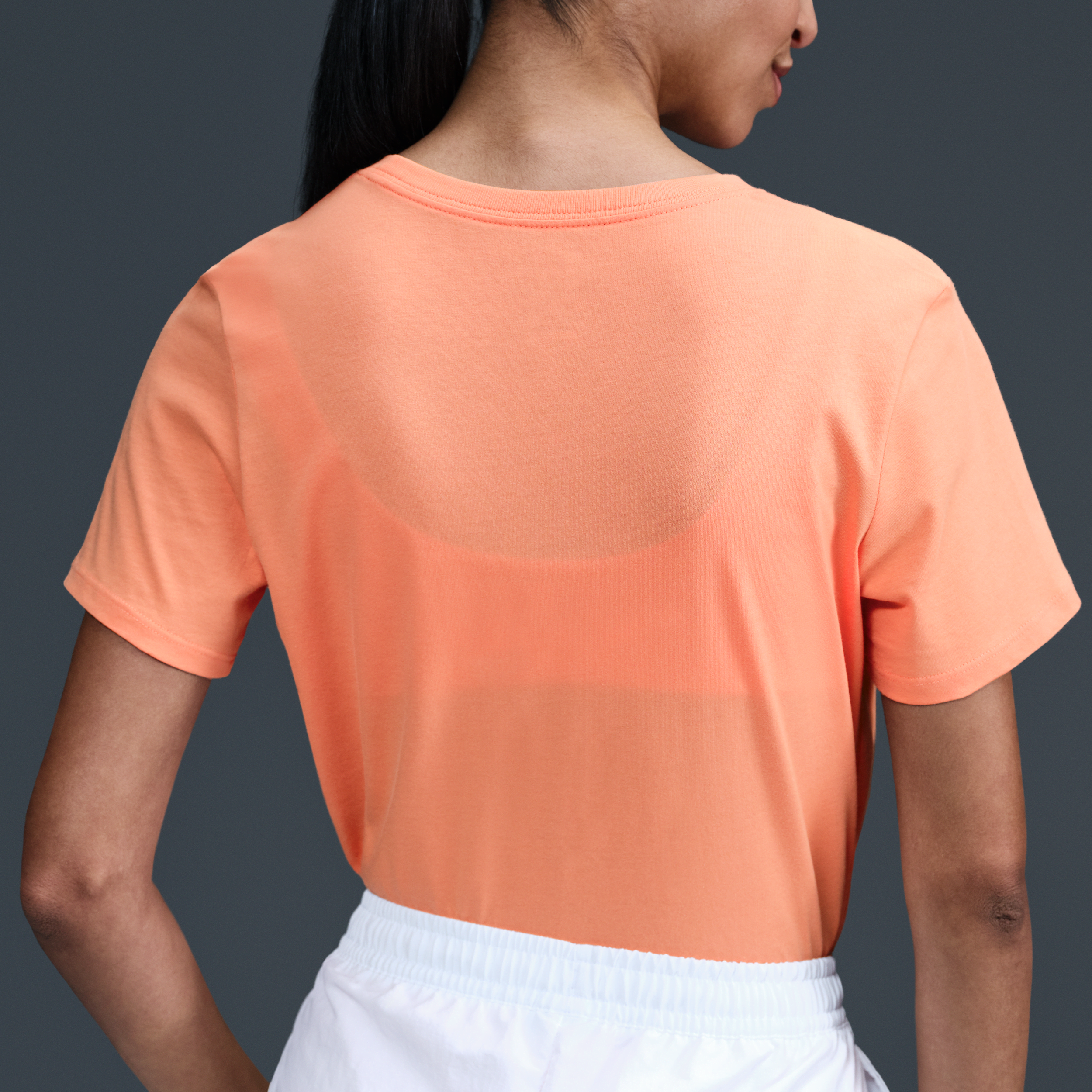 Tee-shirt Nike Sportswear Club Essentials pour femme - Orange