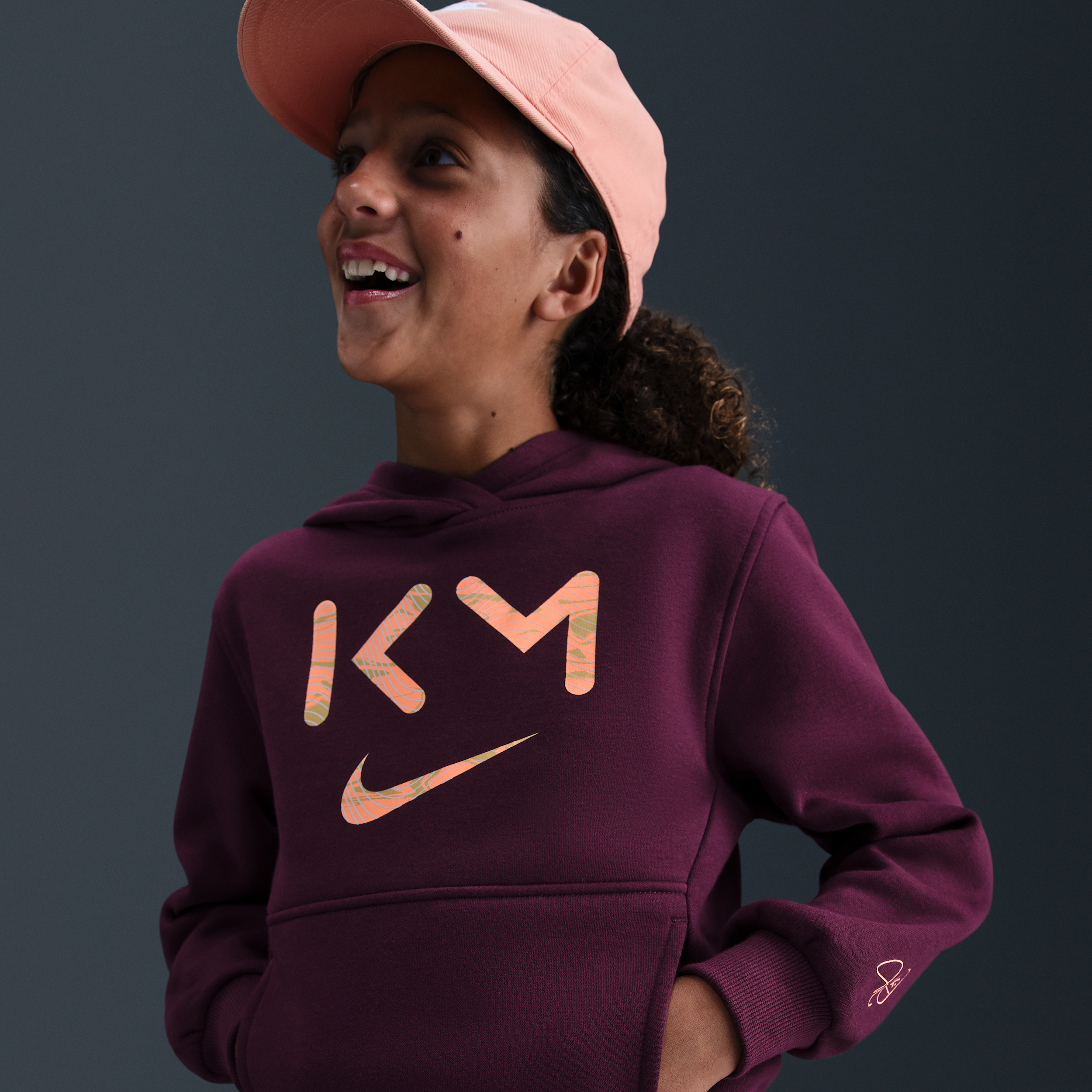 Thumbnail - Kylian Mbappé Club Fleece Fußball-Hoodie (ältere Kinder) - Rot