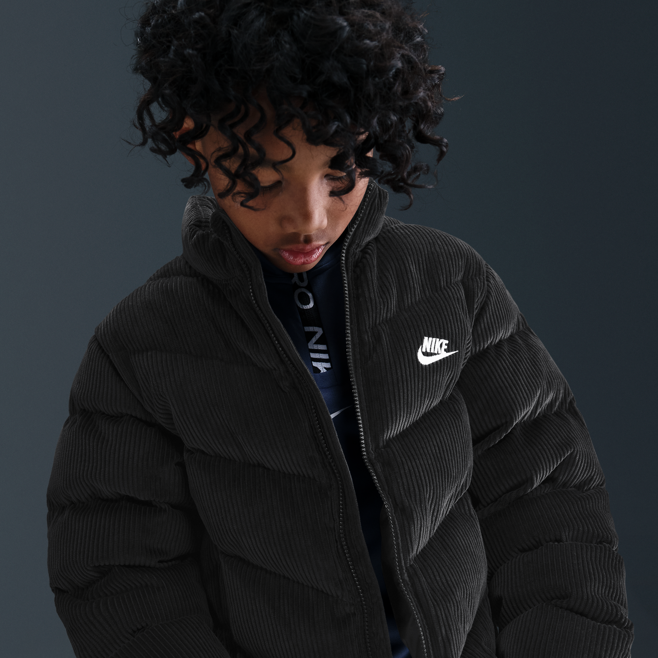Thumbnail - Nike All Day Play Therma-FIT-Puffer-Jacke mit weiter Passform (ältere Kinder) - Schwarz