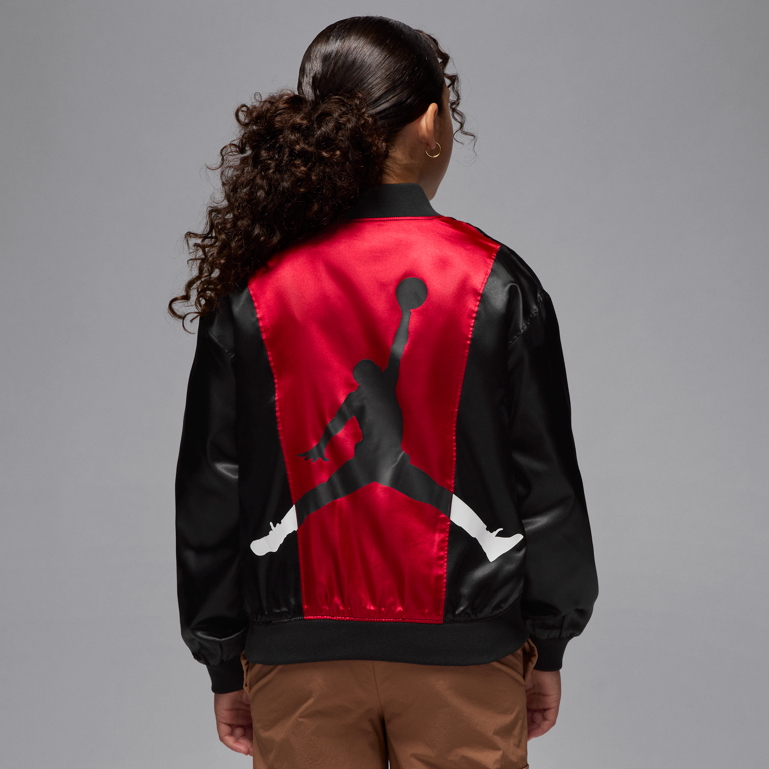 Thumbnail - Jordan Satin-Bomberjacke mit Color Blocking (ältere Kinder) - Schwarz