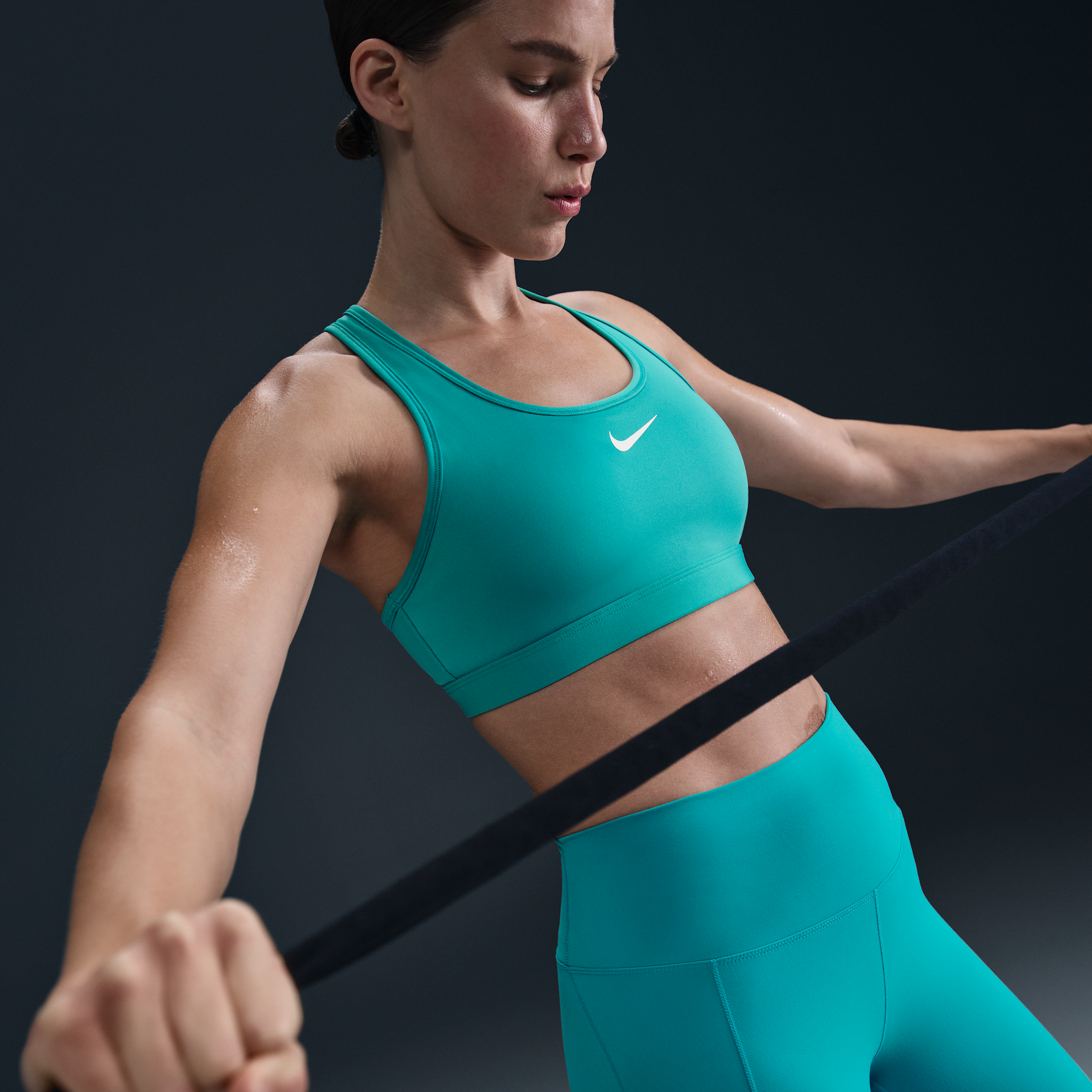 Brassière de sport rembourrée Nike Swoosh à maintien normal pour femme - Vert