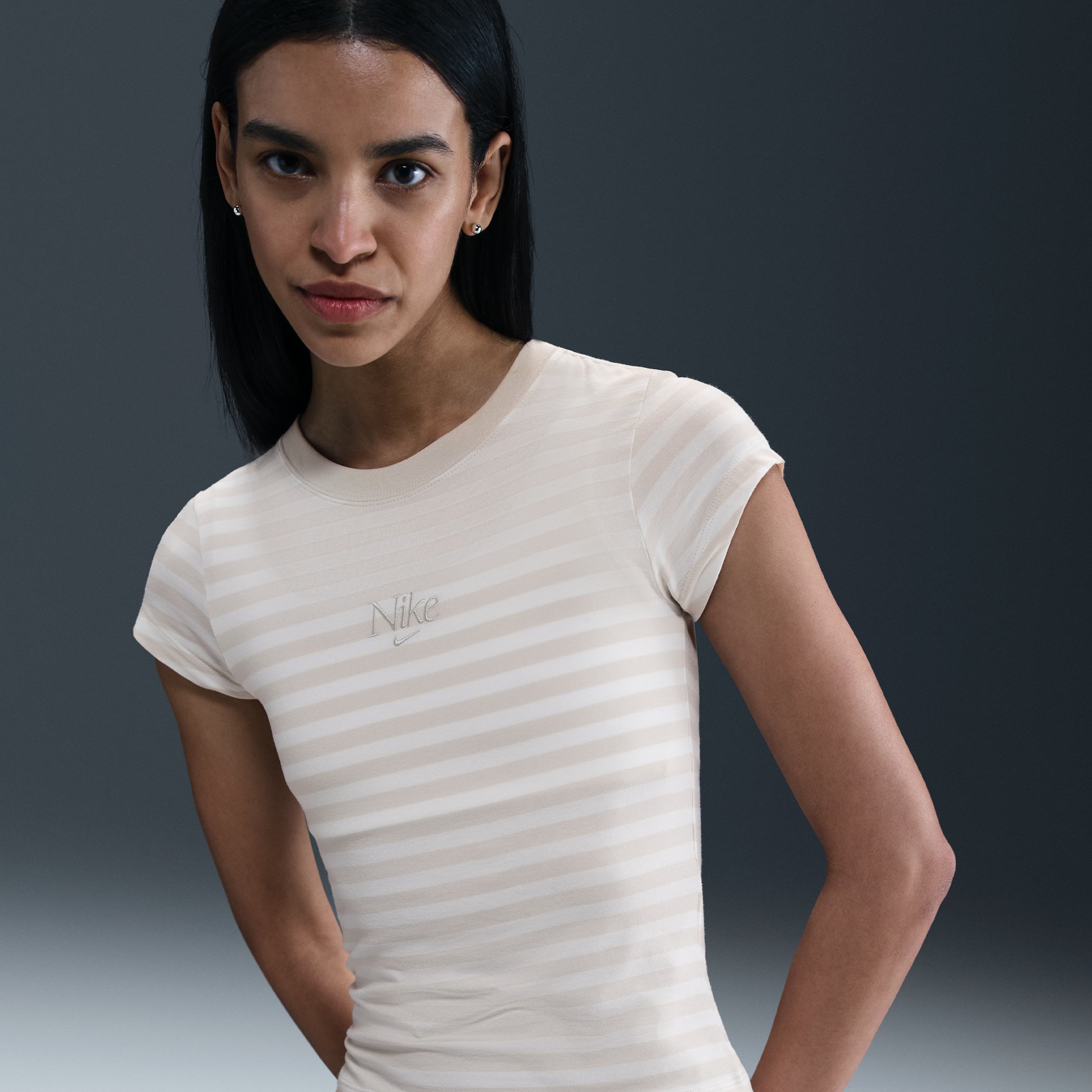 Thumbnail - Nike T-Shirt mit Streifen und engem Schnitt (Damen) - Braun