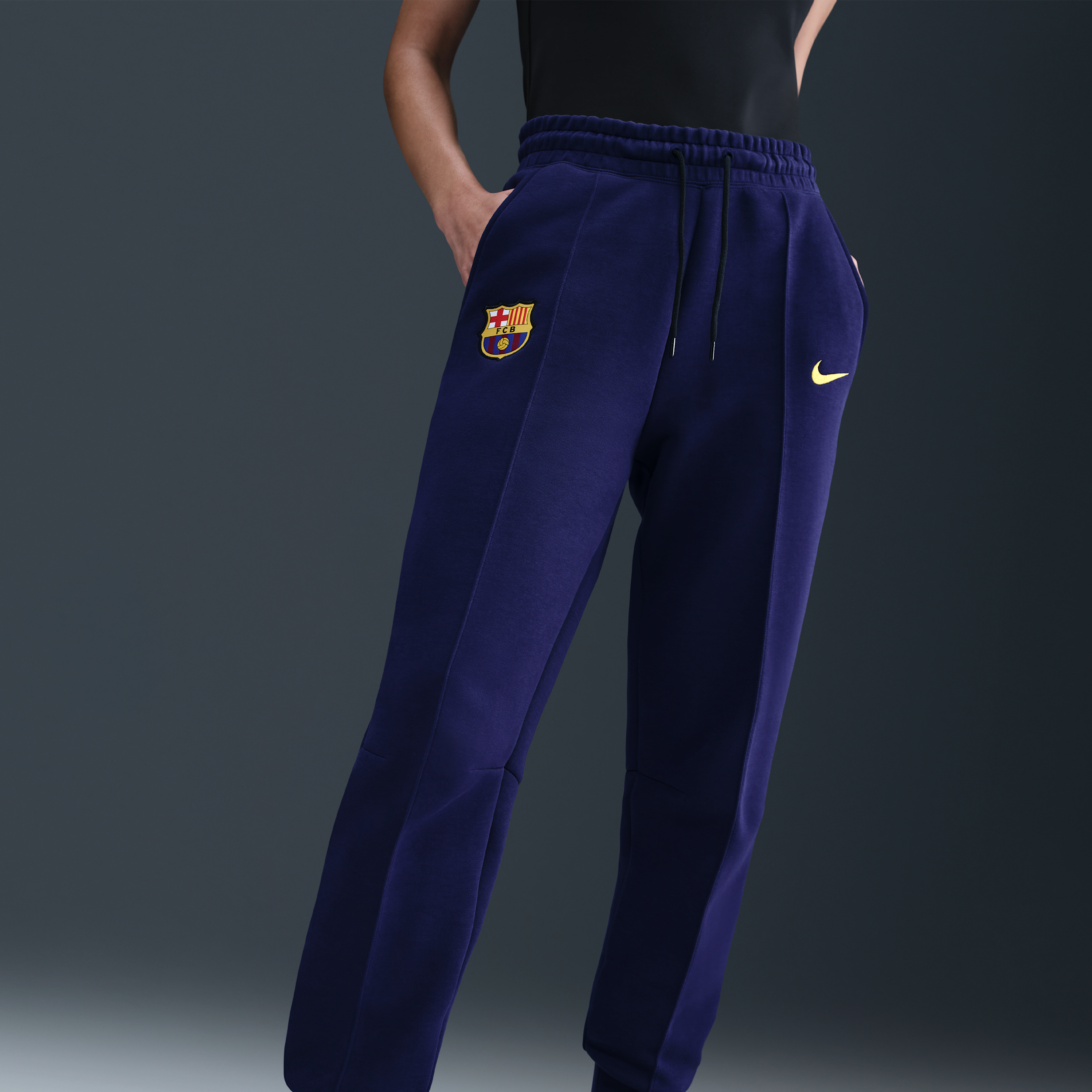 Thumbnail - FC Barcelona Tech Nike Football Fleece-Jogger mit mittelhohem Bund (Damen) - Lila