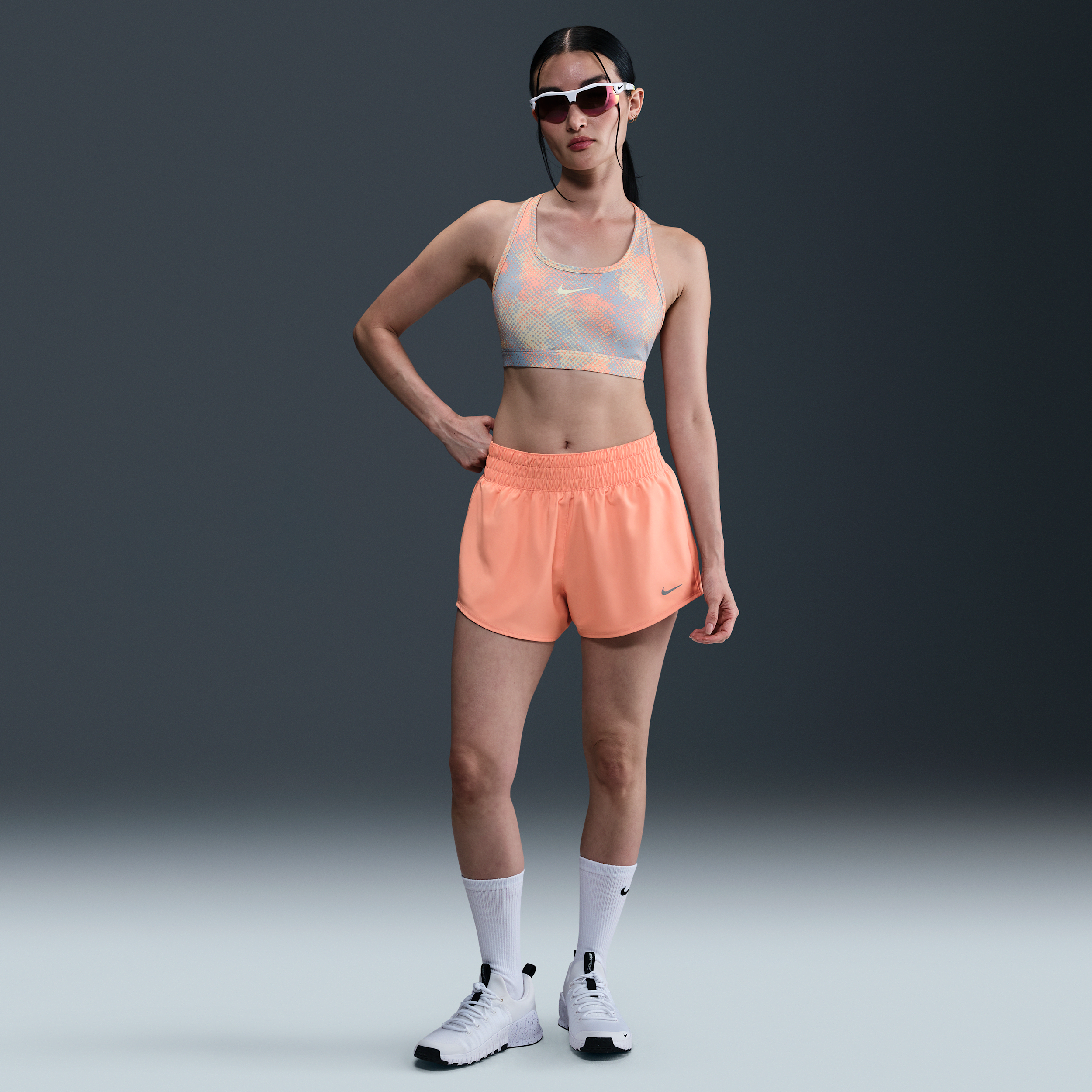 Thumbnail - Nike One Dri-FIT-Shorts mit mittelhohem Bund und Futter für Damen (ca. 7,5 cm) - Orange