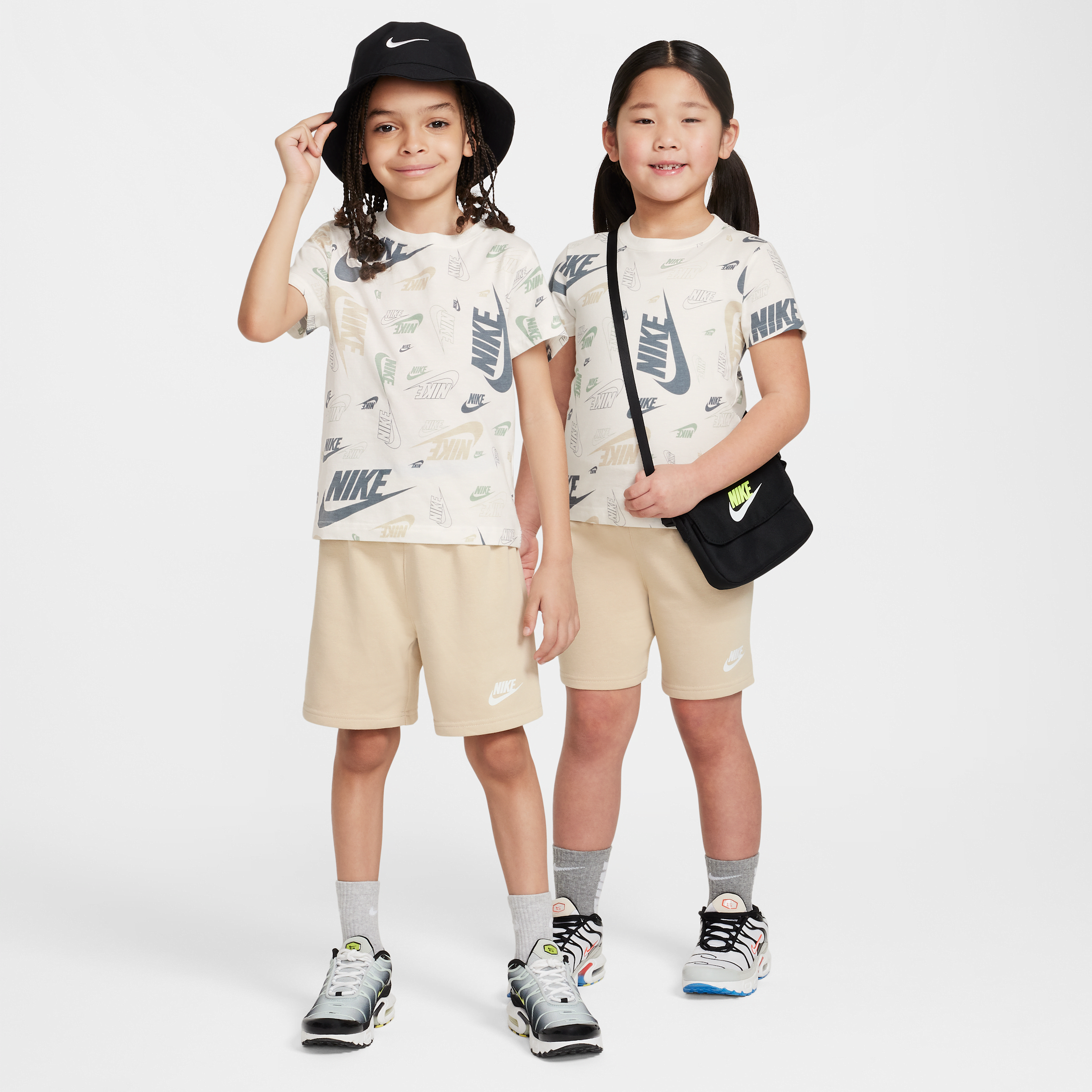 Nike set met T-shirt met print en lichte shorts van sweatstof voor kleuters Bruin