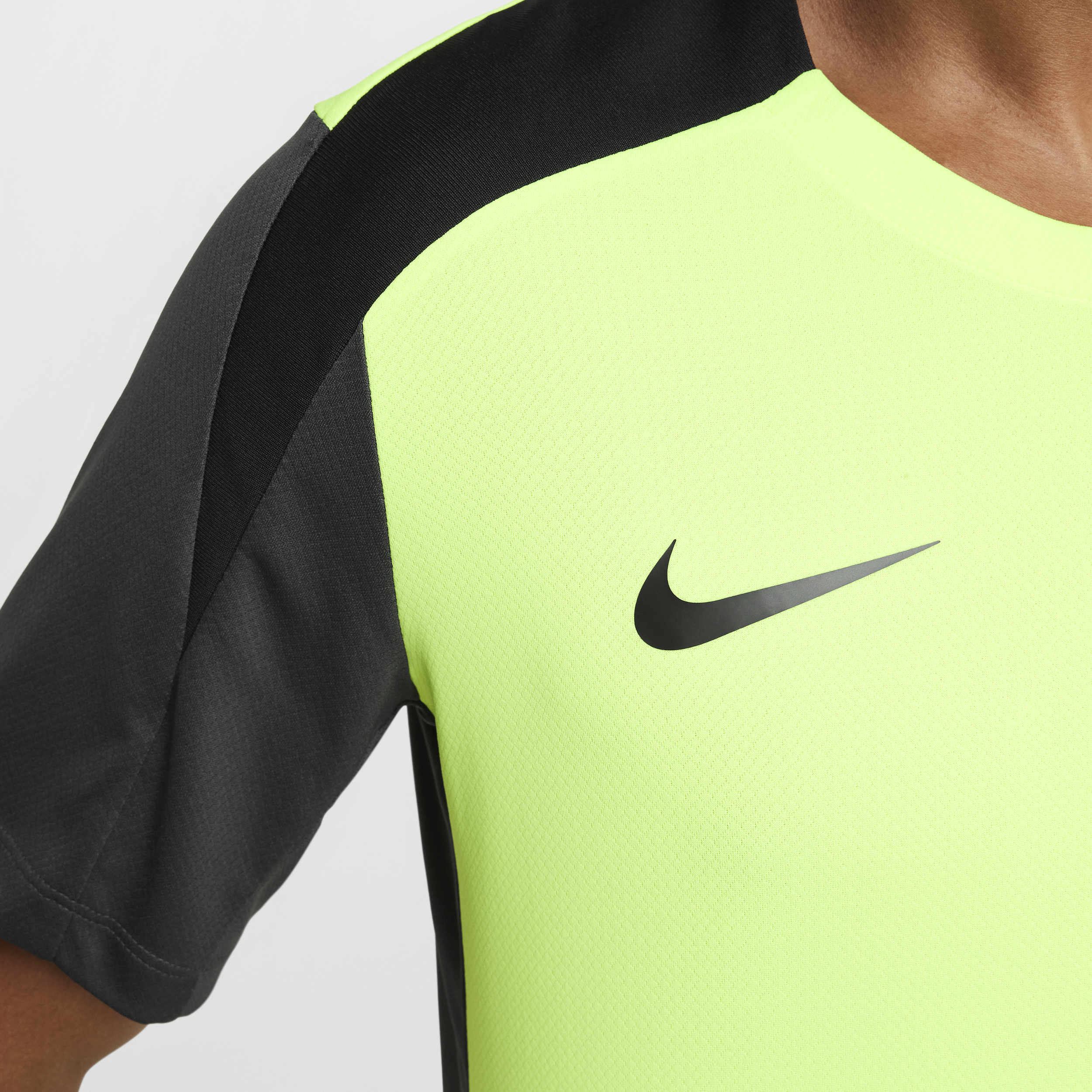 Haut de foot à manches courtes Dri-FIT Nike Strike pour homme - Jaune